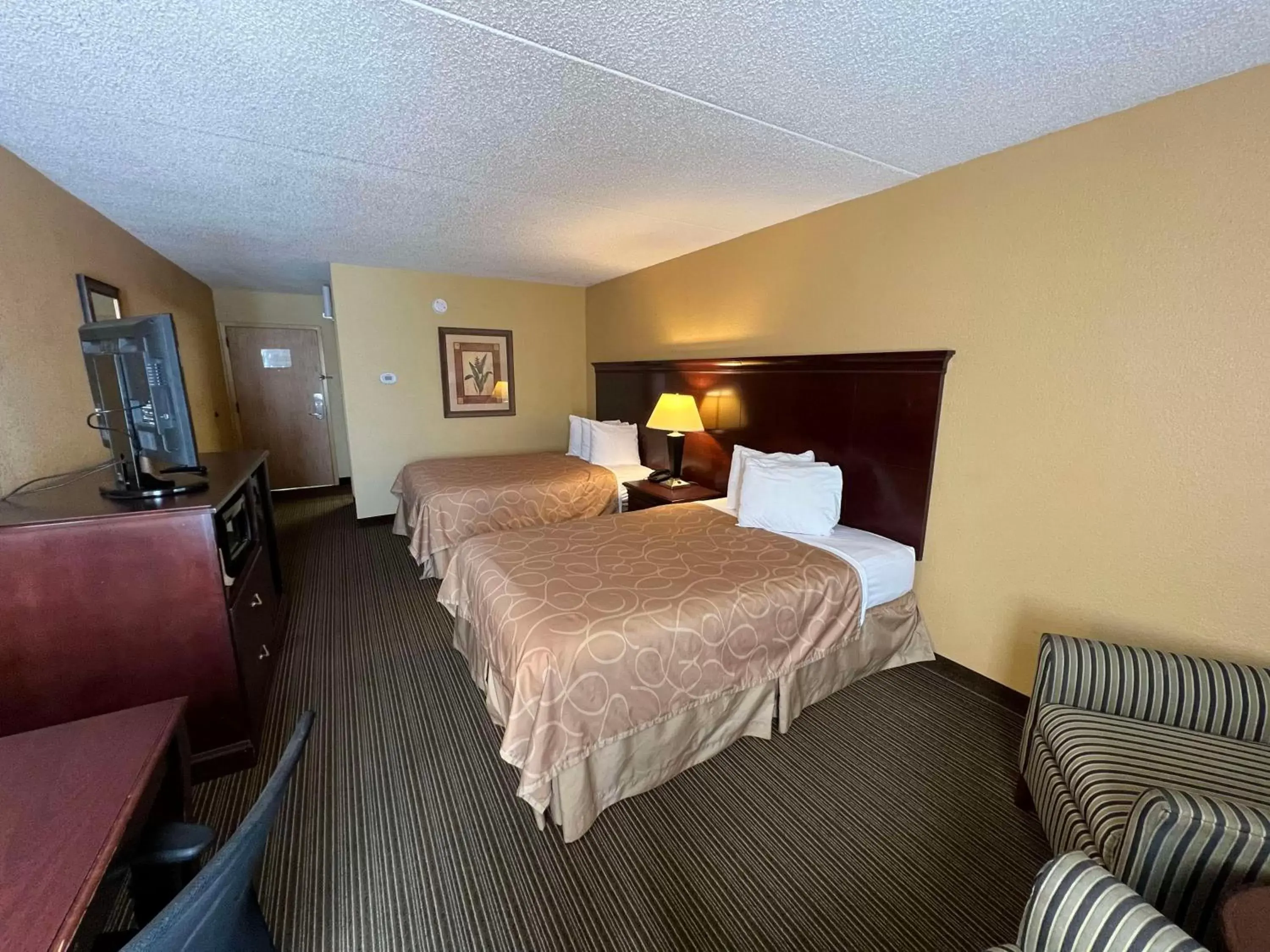 Bedroom, Bed in SureStay Plus Hotel by Best Western Hopkinsville