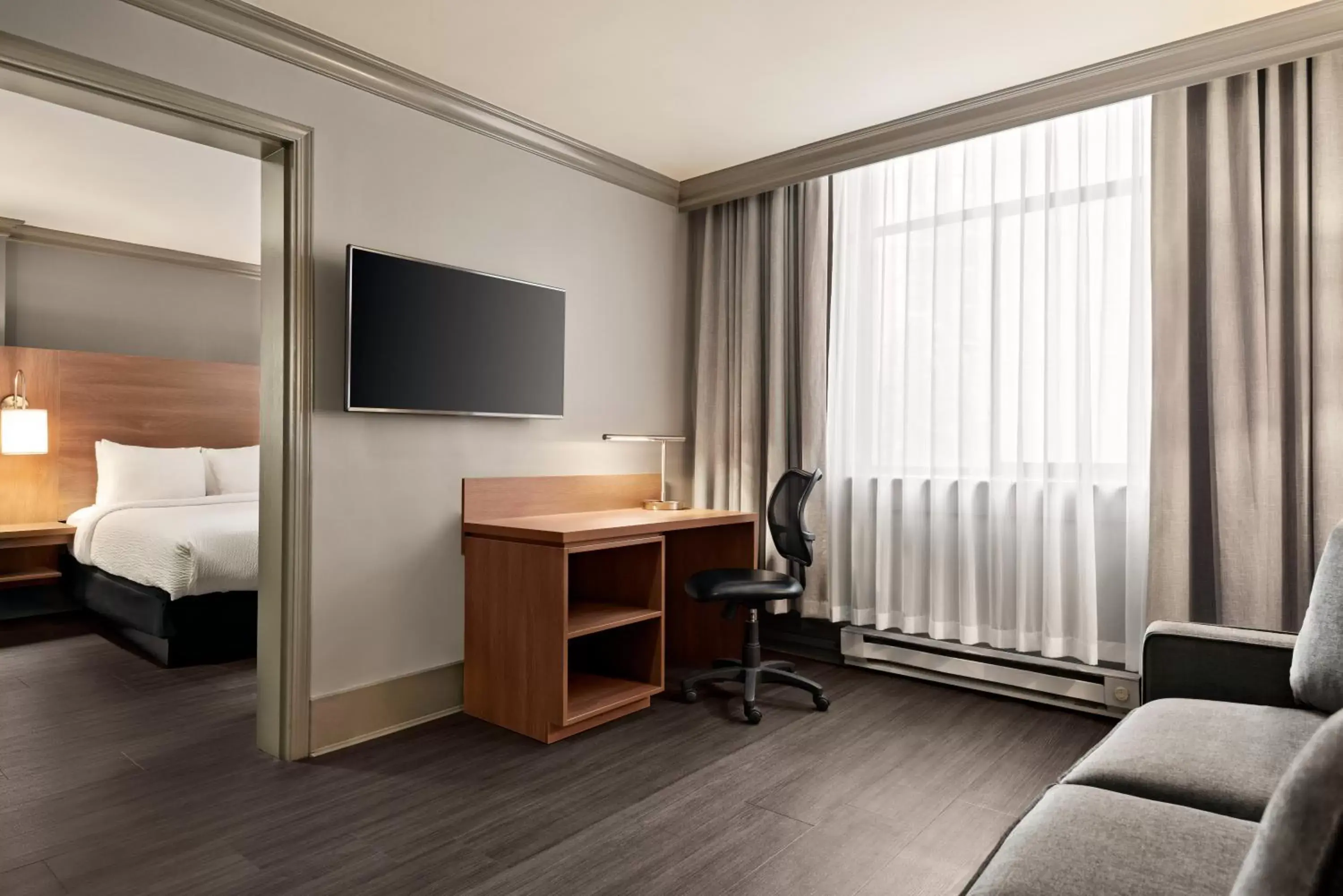 Communal lounge/ TV room, TV/Entertainment Center in Days Inn by Wyndham Vancouver Downtown