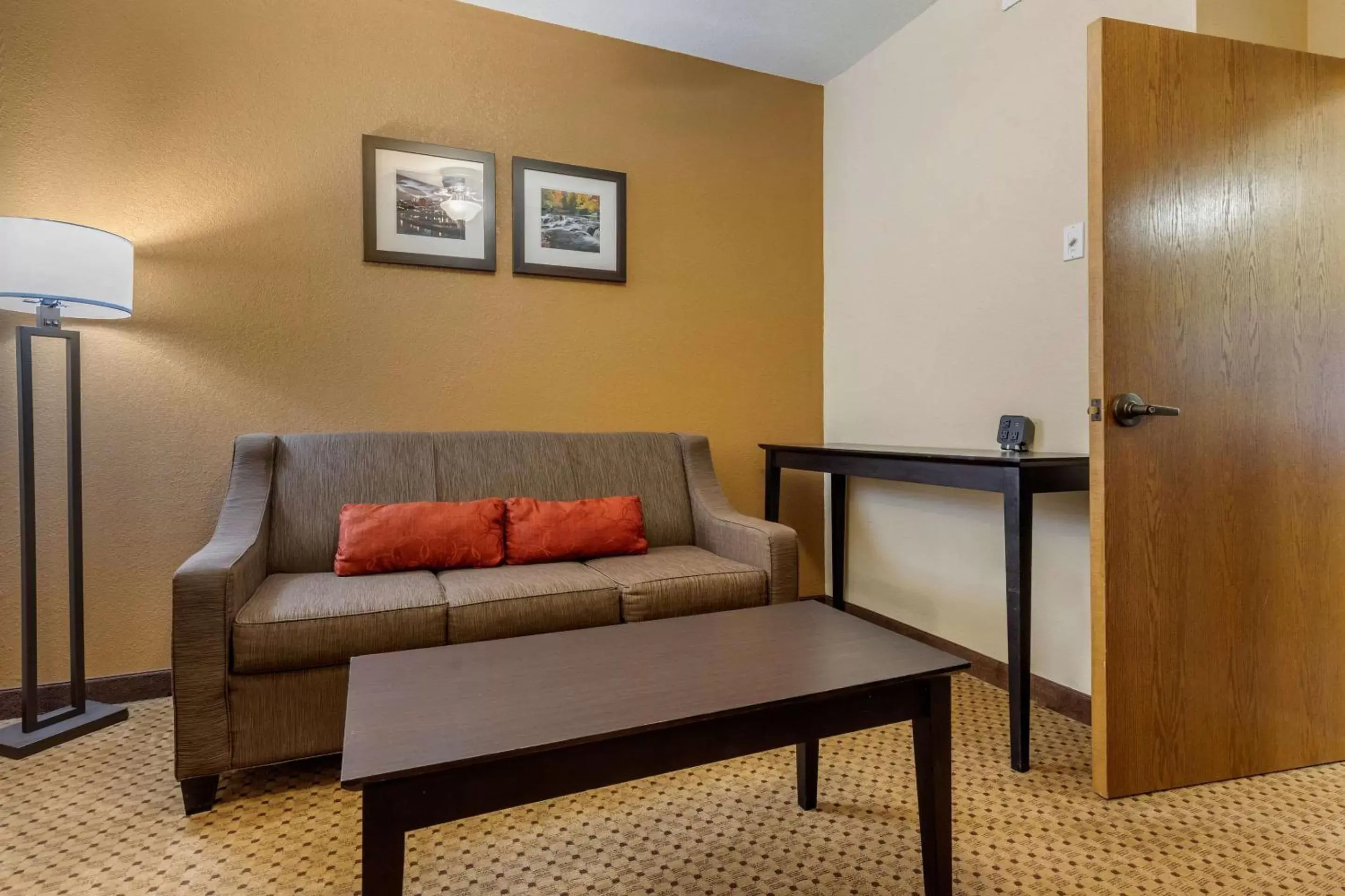 Bedroom, Seating Area in Comfort Inn & Suites Kenosha