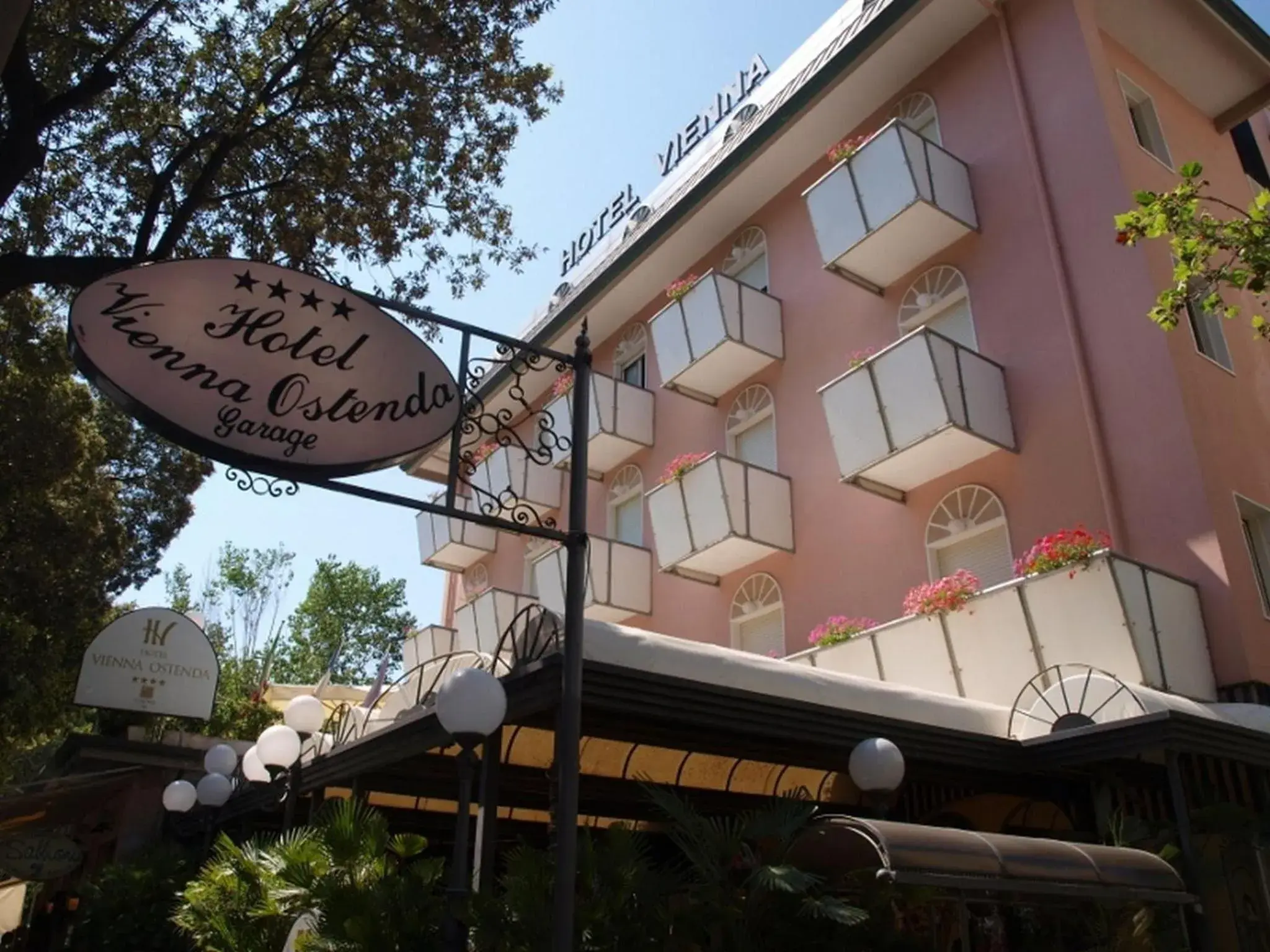 Facade/entrance, Property Building in Hotel Vienna Ostenda e Ristorante il Danubio