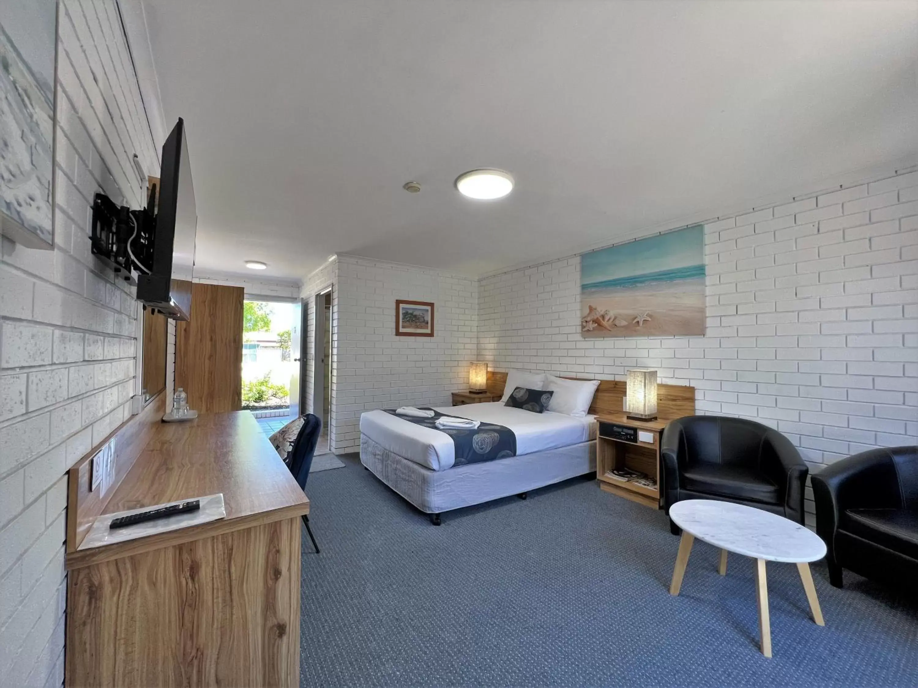 Bed, Seating Area in Albury Garden Court Motel