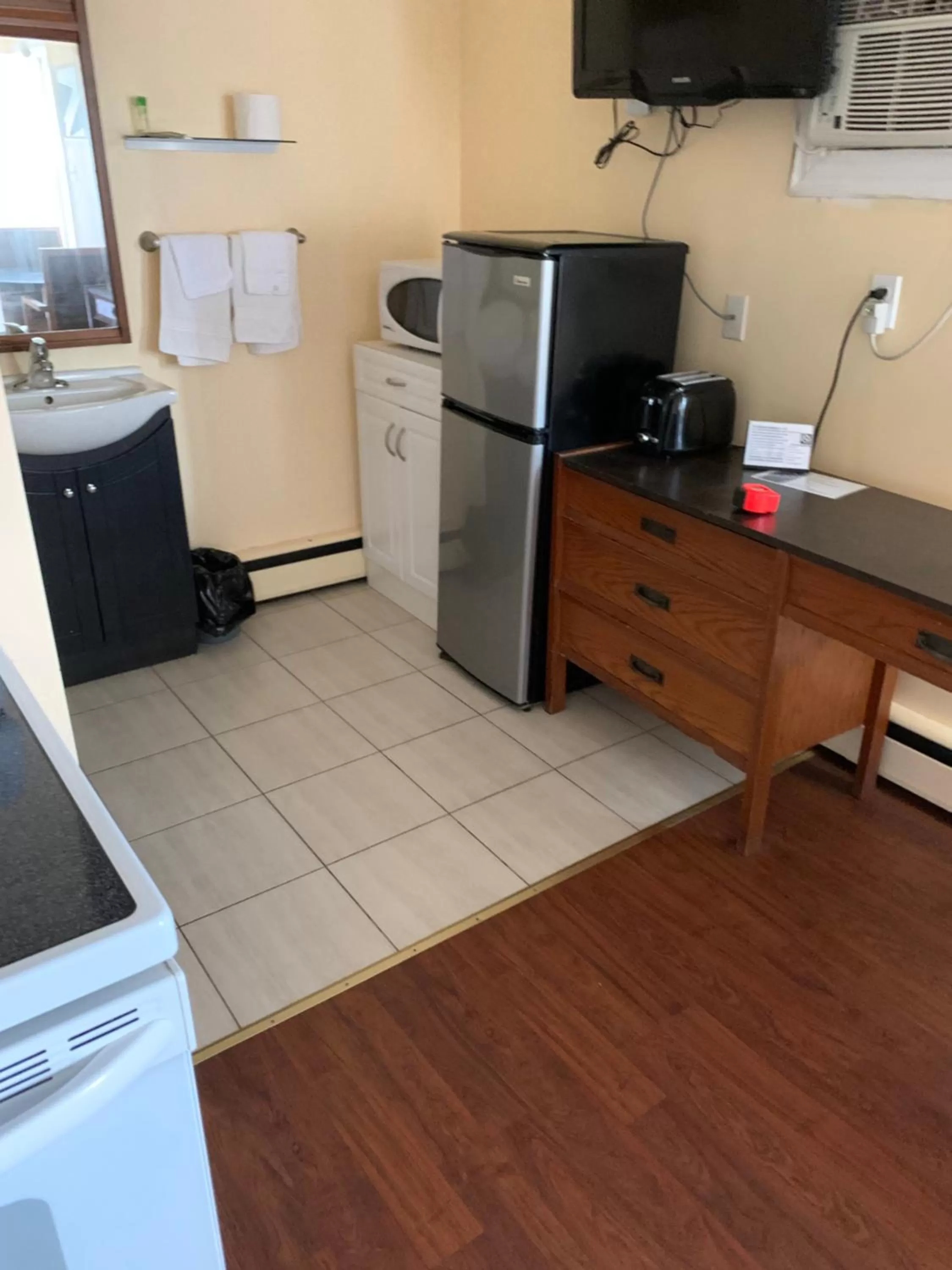 Kitchen or kitchenette in Sunparlor Motel