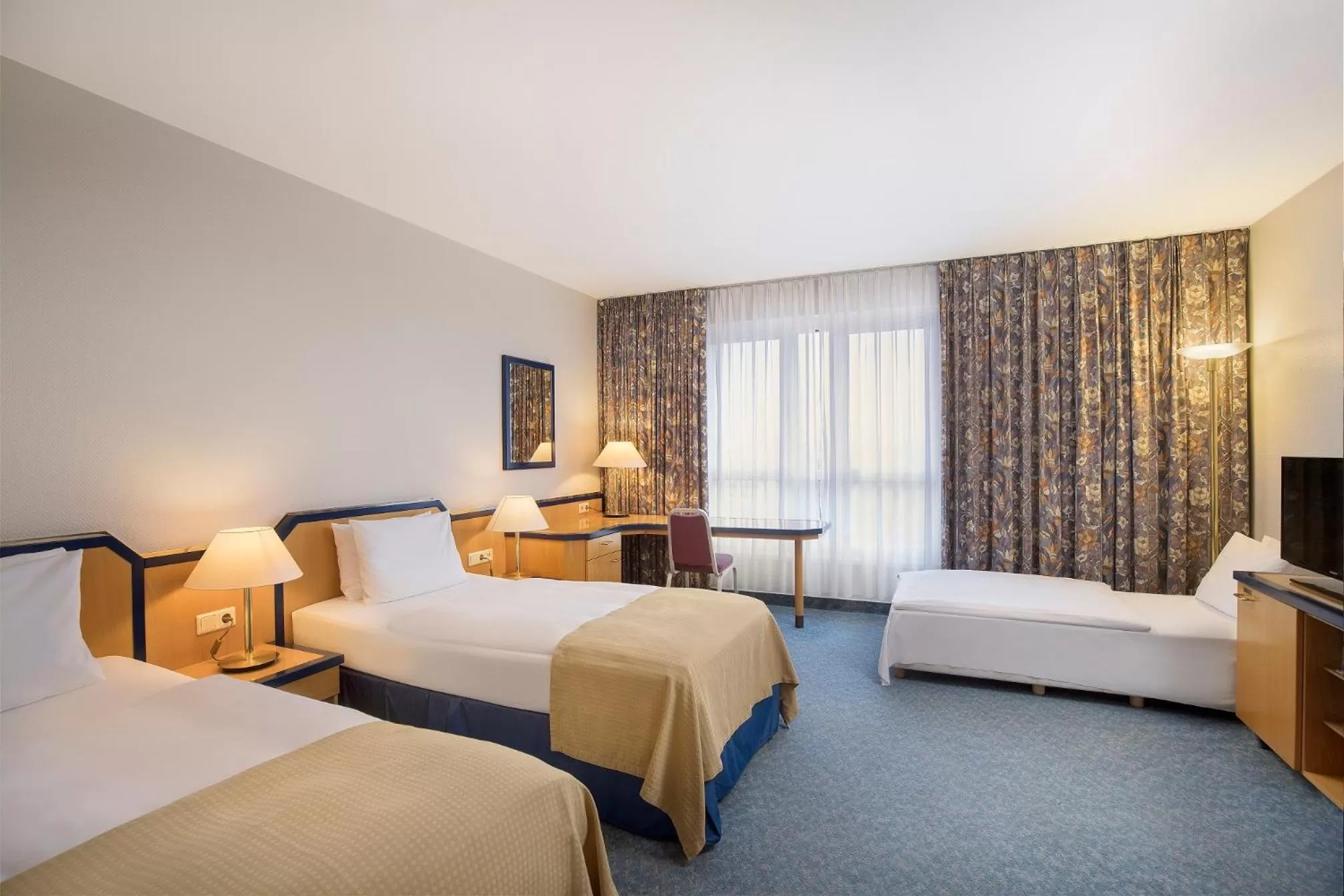 Photo of the whole room, Bed in HI Hotel International Hamburg