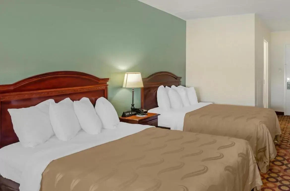 Bed in Quality Inn Riverview Enola-Harrisburg