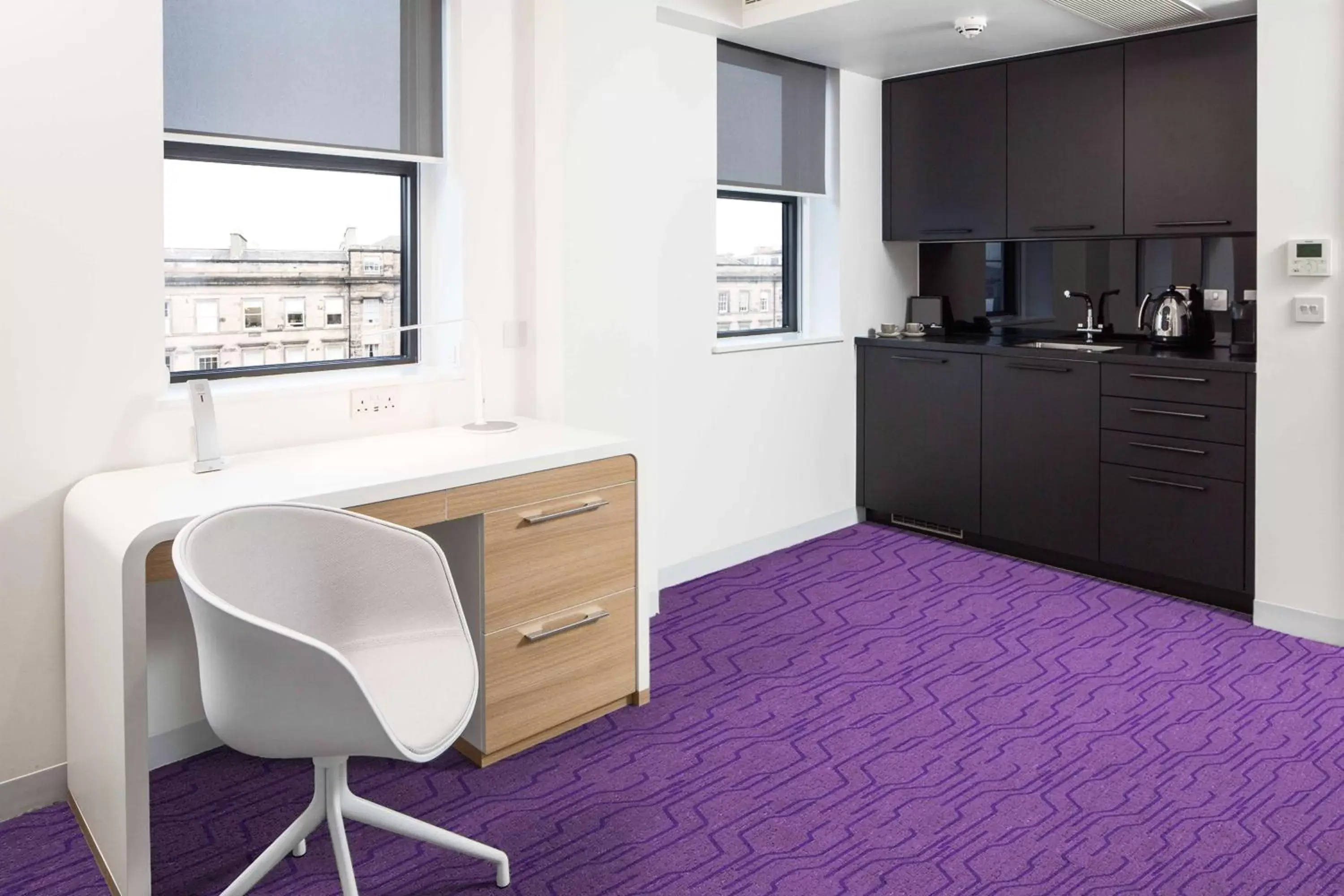 Coffee/tea facilities, Kitchen/Kitchenette in YOTEL Edinburgh