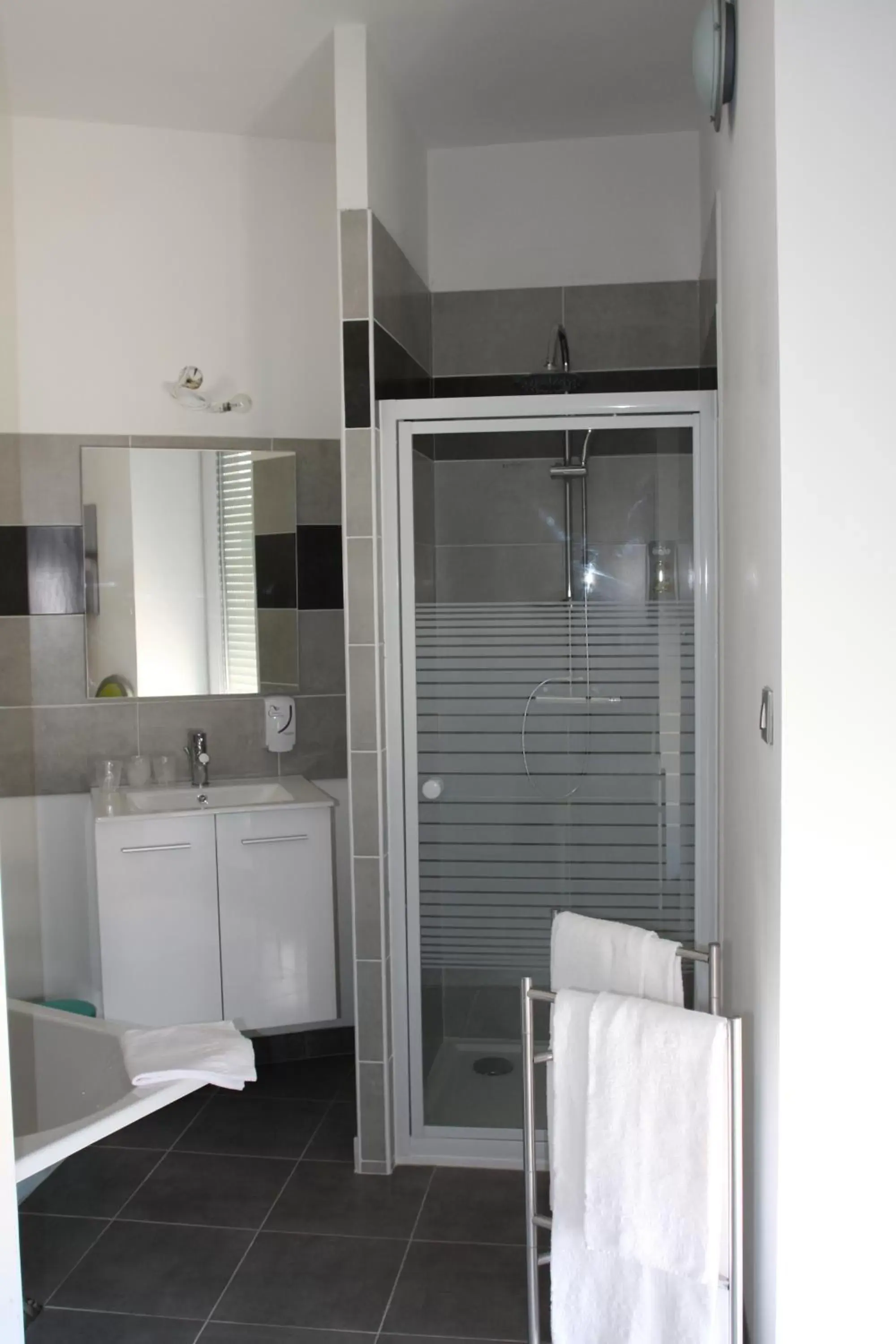 Shower, Bathroom in Hotel-Restaurant Du Port