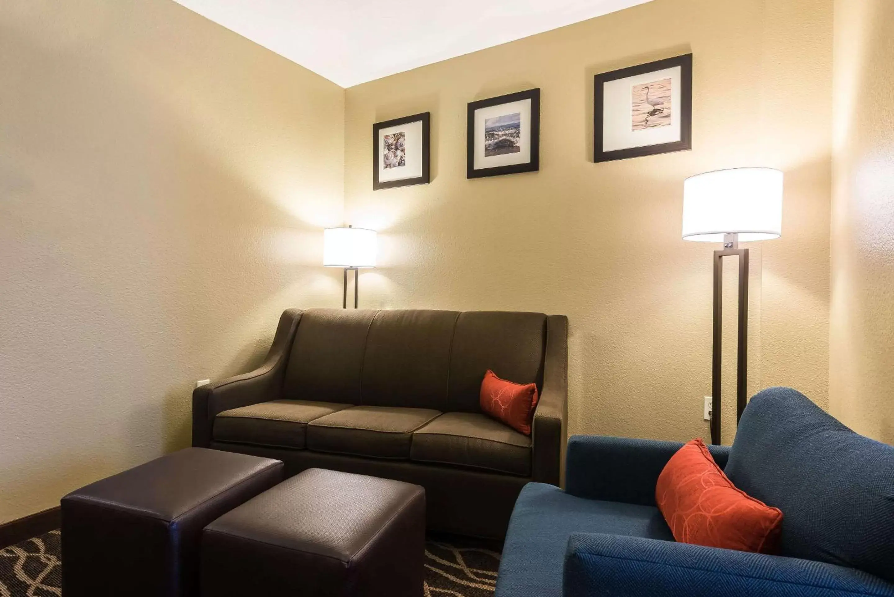 Photo of the whole room, Seating Area in Comfort Suites Tampa Airport North