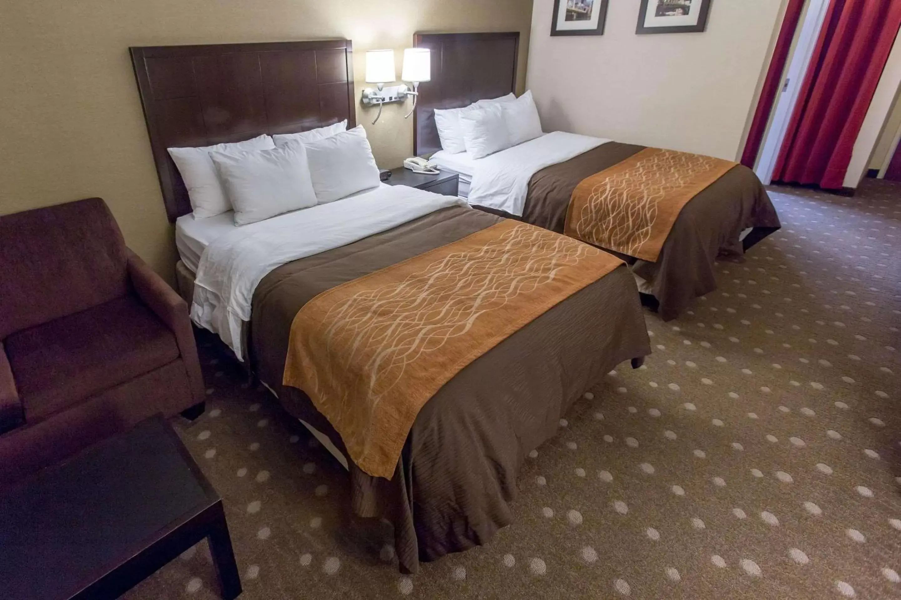 Photo of the whole room, Bed in Comfort Inn Pittsburgh