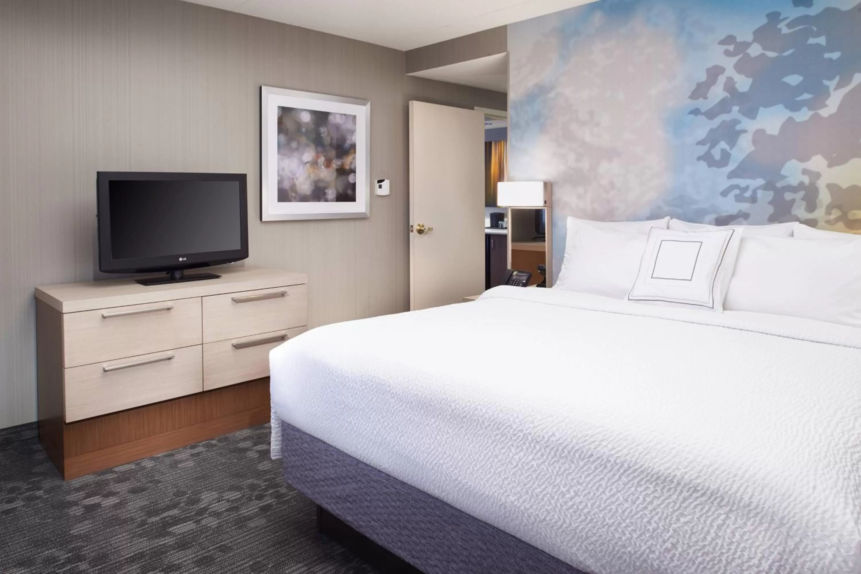 Photo of the whole room, Bed in Courtyard Cleveland Independence