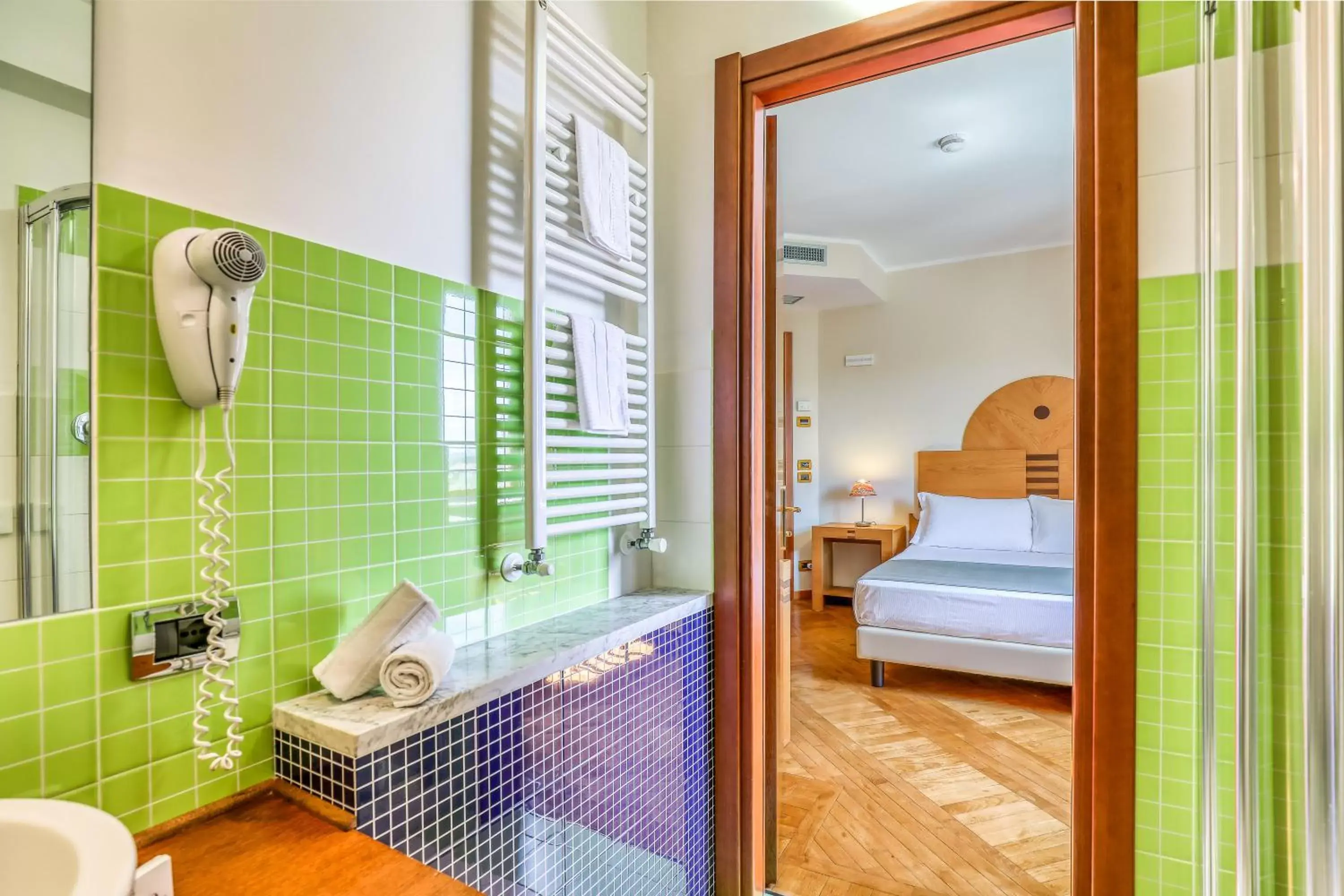 Shower, Bathroom in Hotel PentHouse