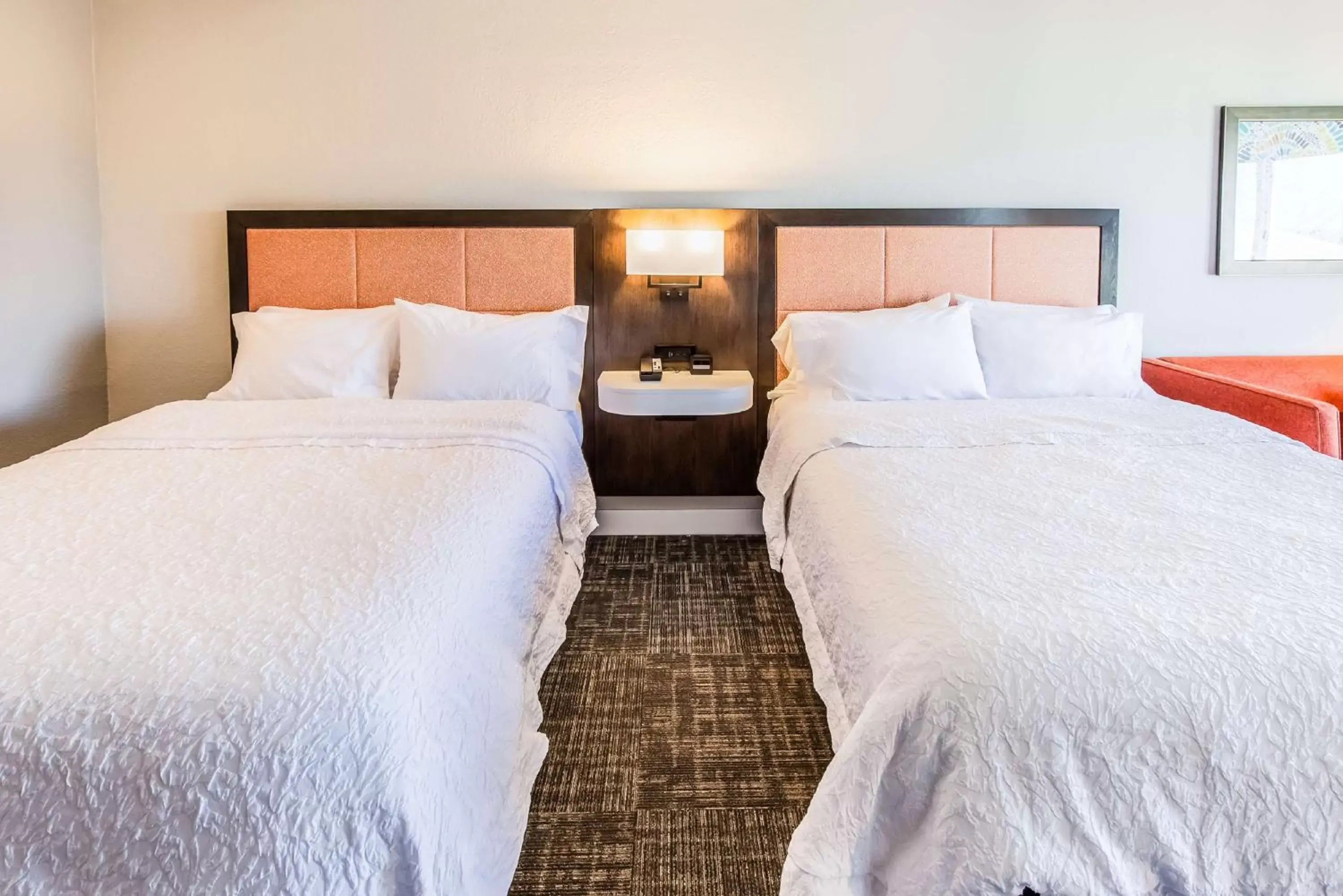 Living room, Bed in Hampton Inn Pensacola Beach