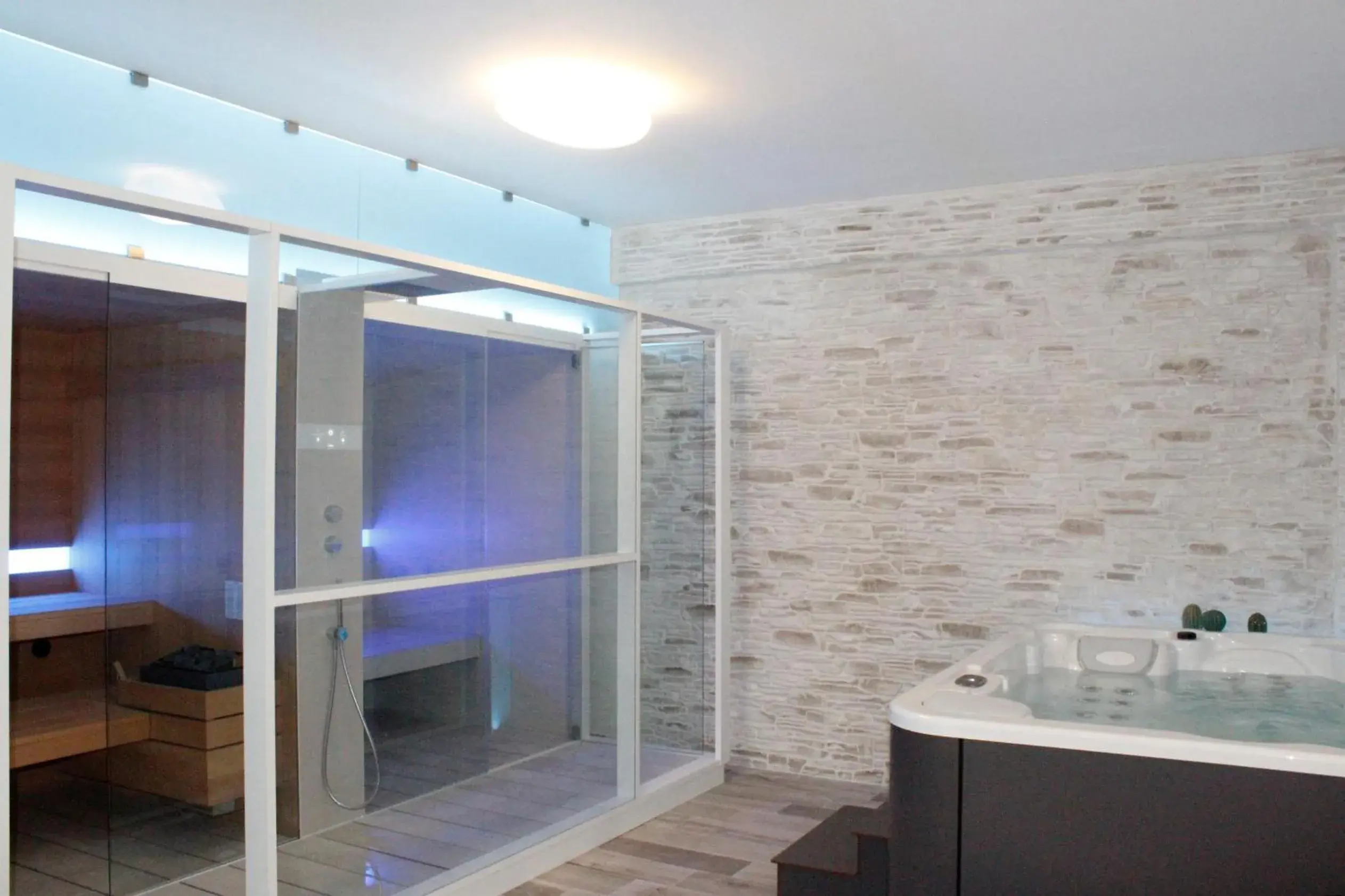 Shower, Bathroom in Hotel Royal - Beauty & Spa