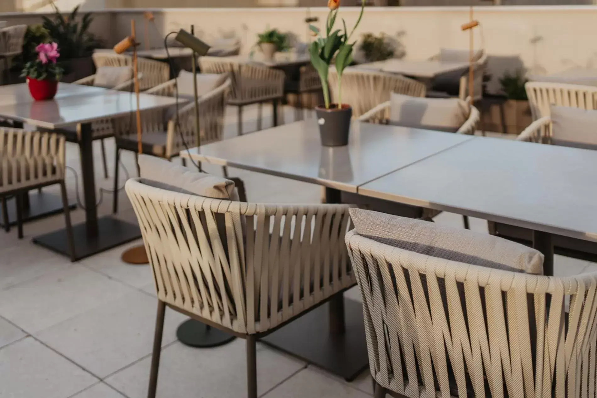 Balcony/Terrace, Table Tennis in Hotel Boutique Petit Luxe