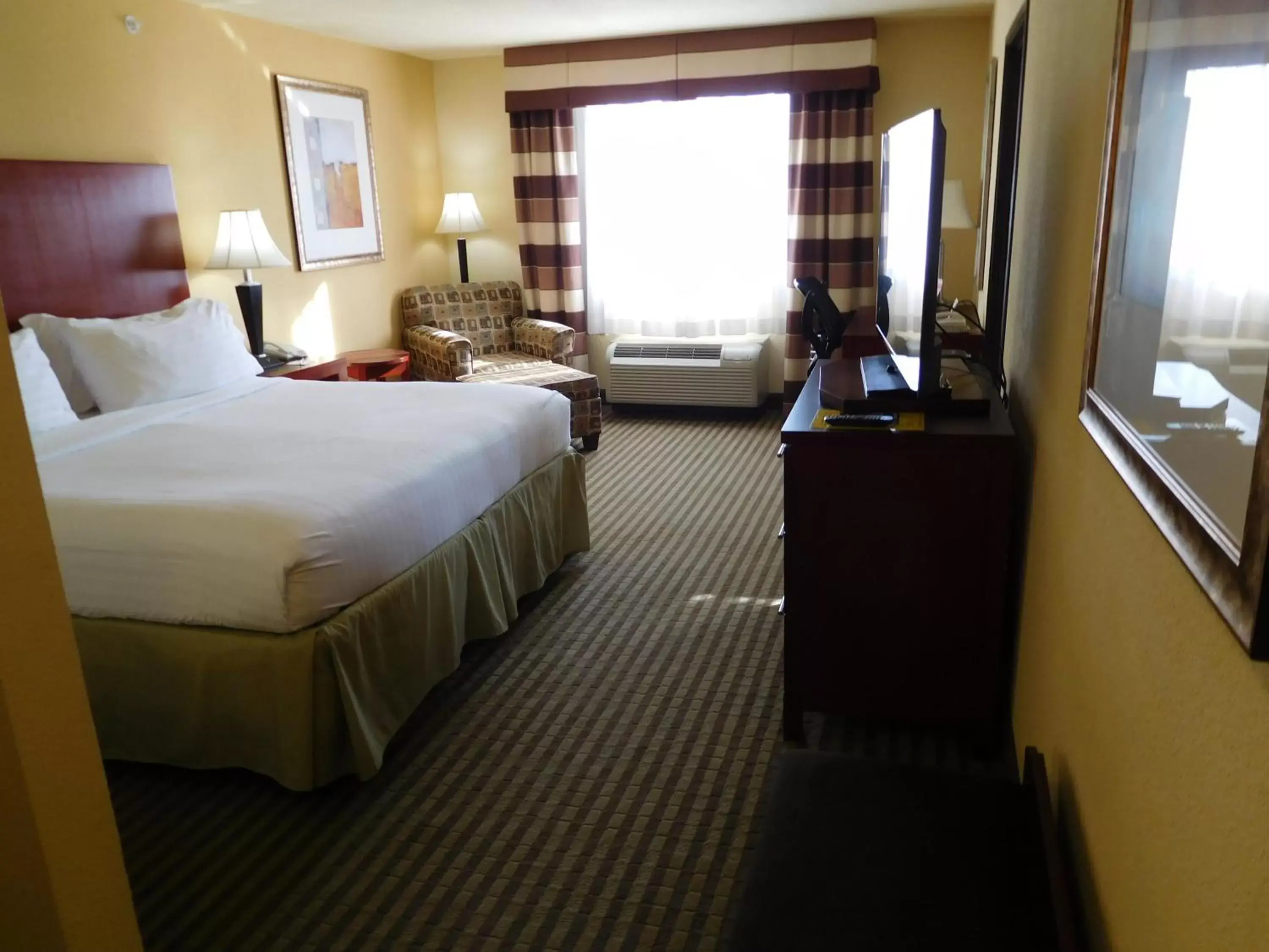 Photo of the whole room, Bed in Holiday Inn Express Ponca City by IHG Photo of the whole room, Bed in Holiday Inn Express Ponca City by IHG