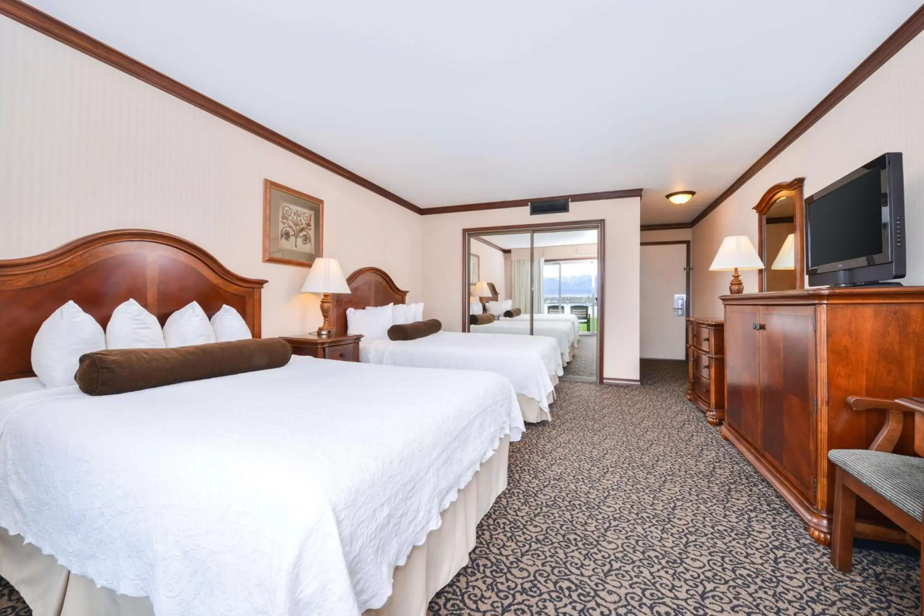 Photo of the whole room, Bed in Best Western Edgewater Resort