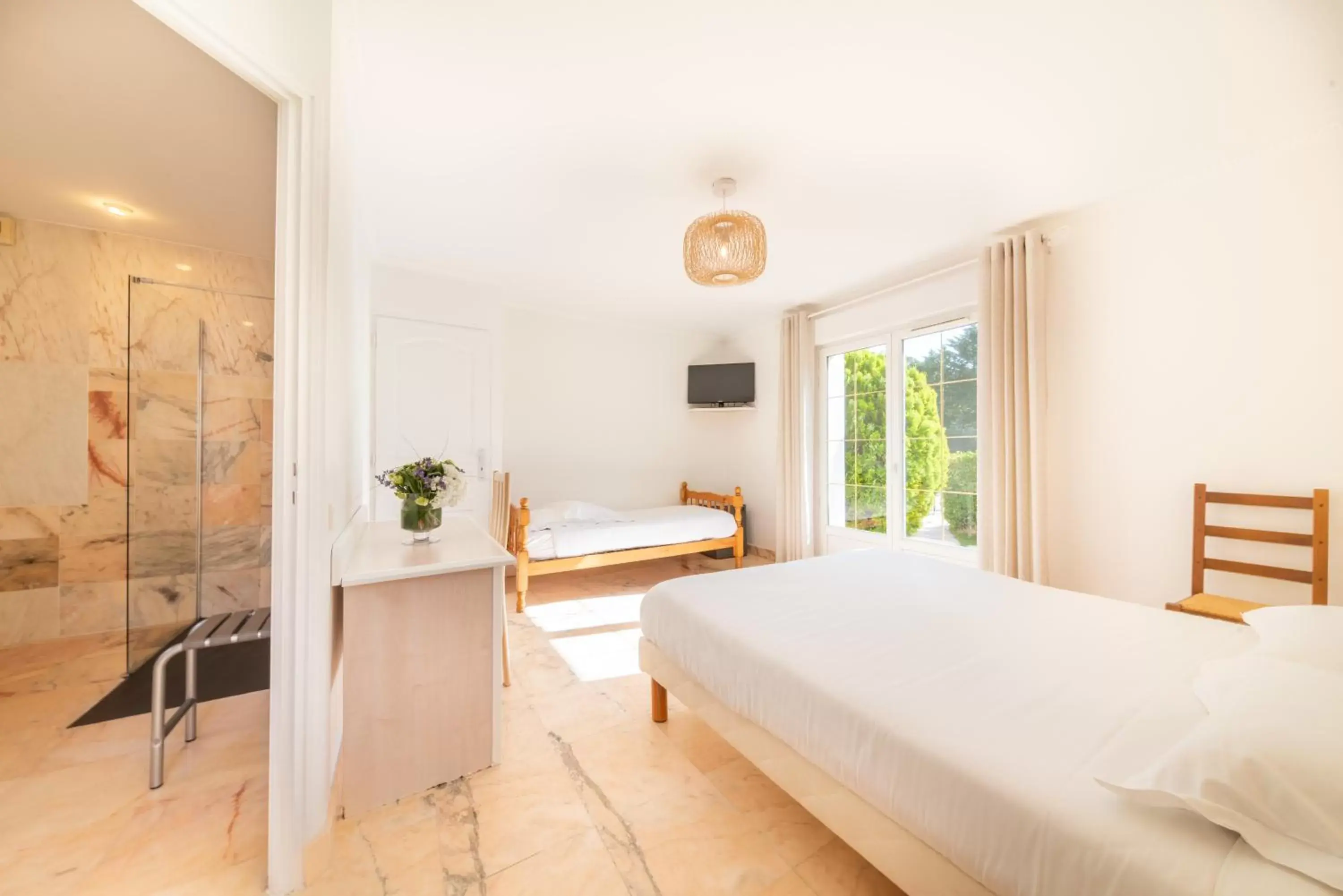 Bedroom, Bed in Hotel Brin d'Azur - Saint Tropez
