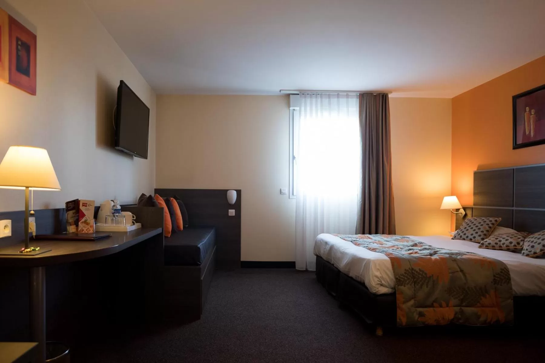 Photo of the whole room, Bed in The Originals Boutique, Actuel Hôtel, Saint-Etienne Aéroport