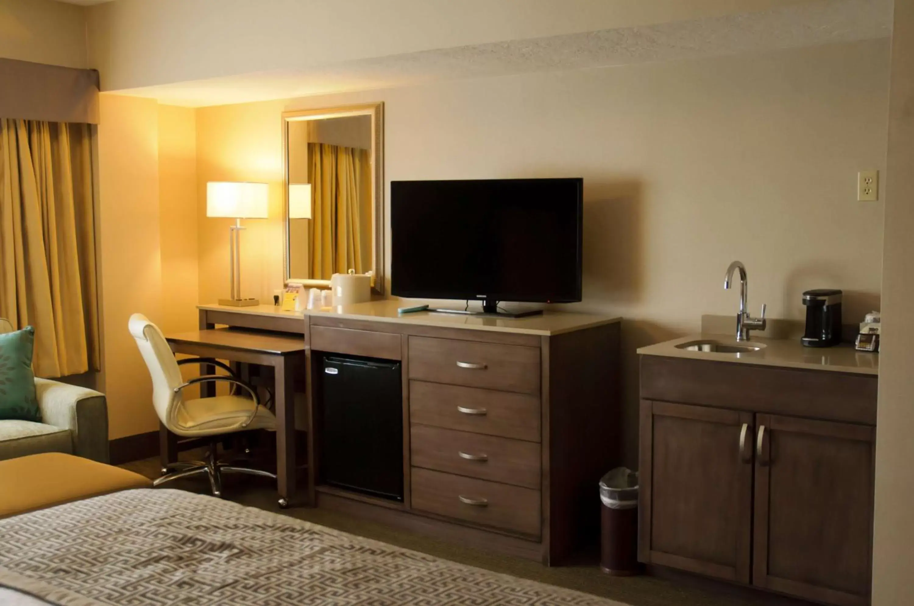 Photo of the whole room, TV/Entertainment Center in Best Western Plus Cotton Tree Inn