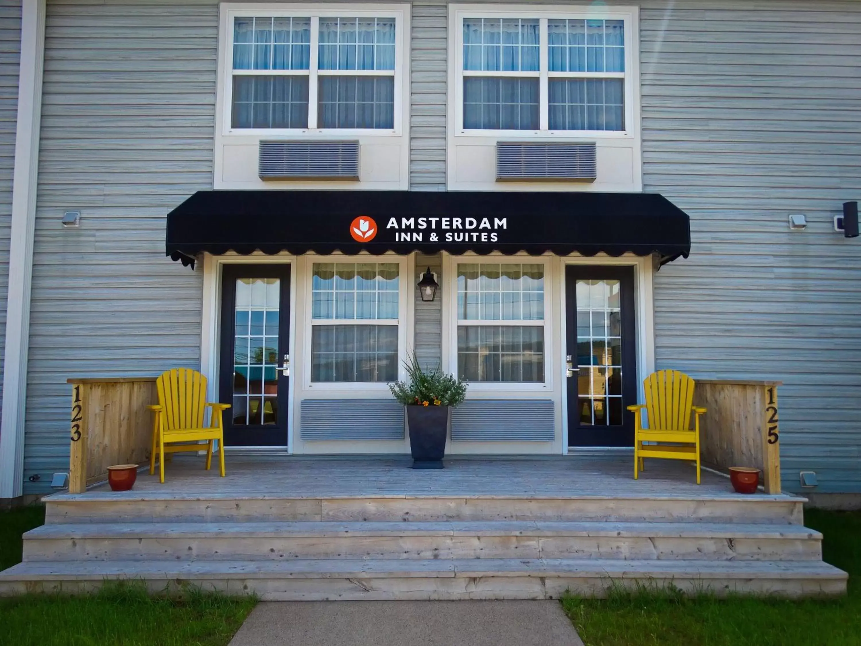Property building in Amsterdam Inn & Suites Moncton