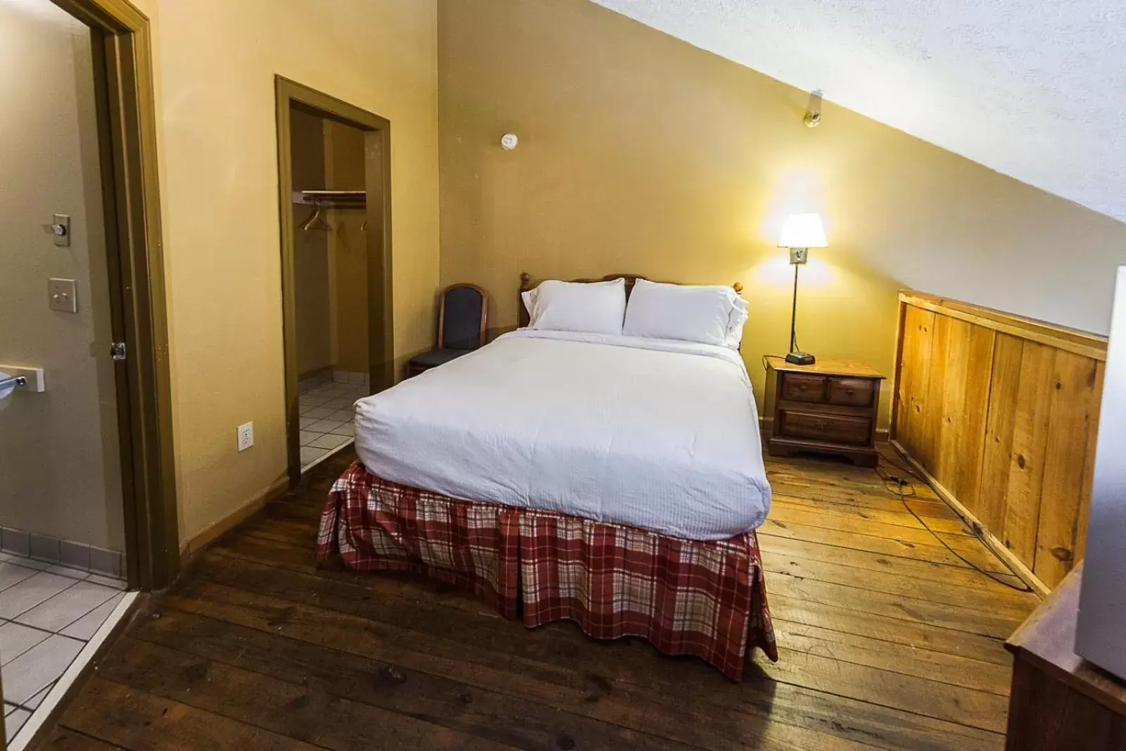 Bedroom, Bed in Timbers Lodge Bedroom, Bed in Timbers Lodge