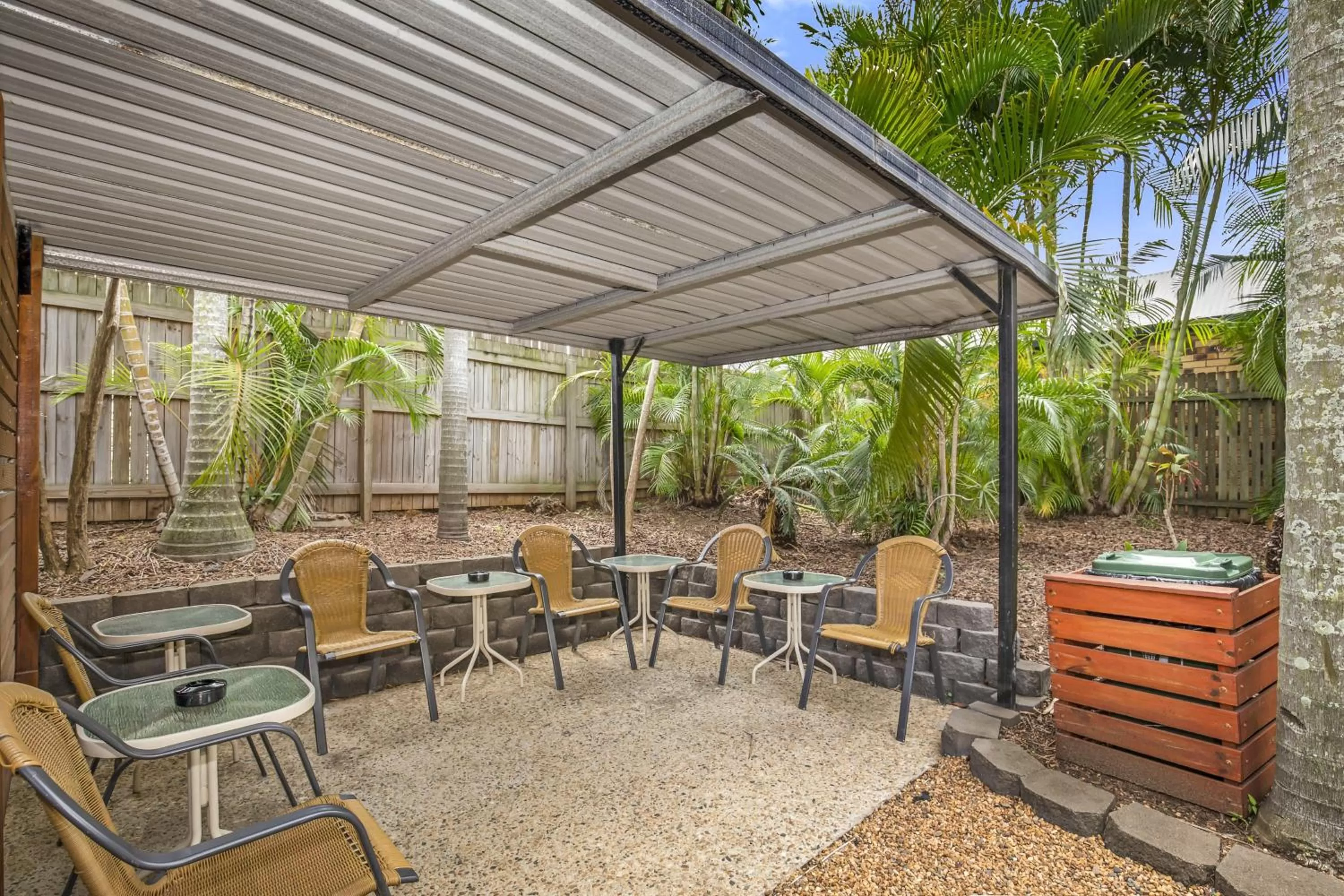 Patio in Best Western Airport 85 Motel