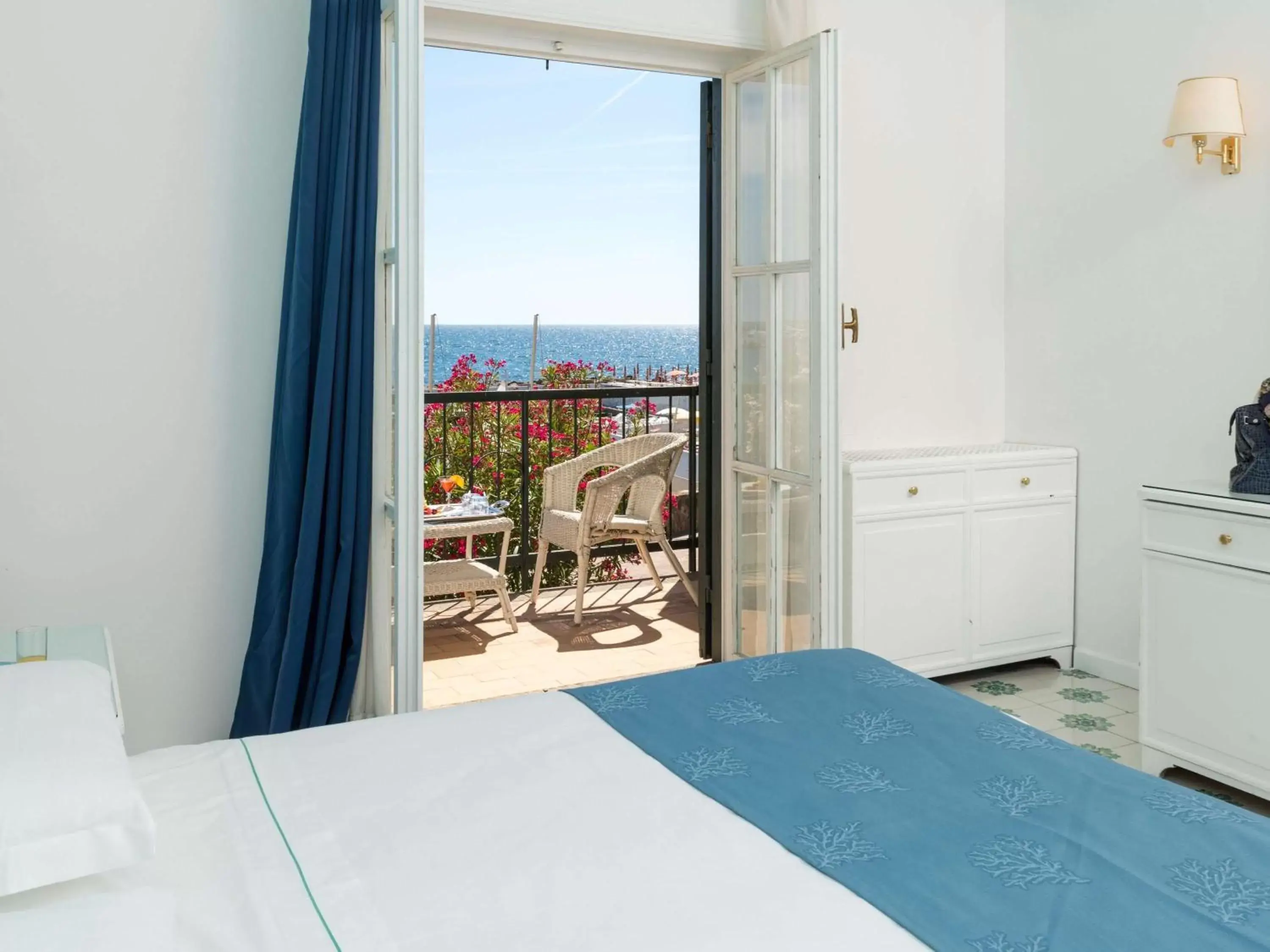 Property building, Bed in Mercure Civitavecchia Sunbay Park Hotel