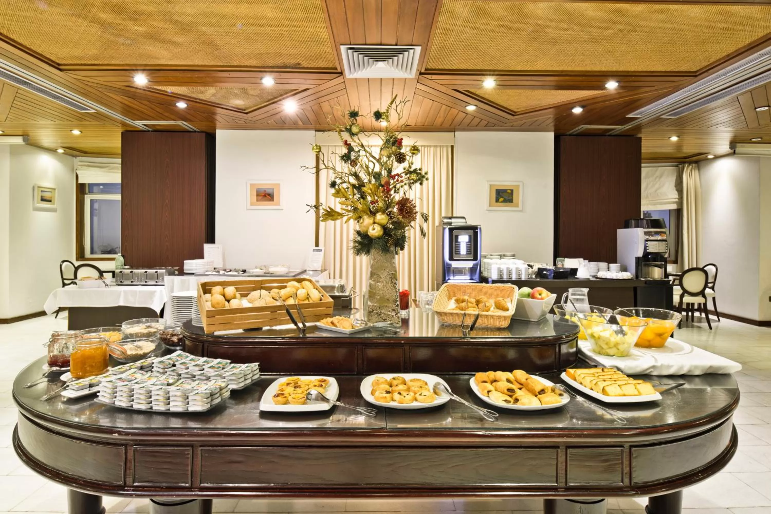 Buffet breakfast in Golden Tulip Porto Gaia