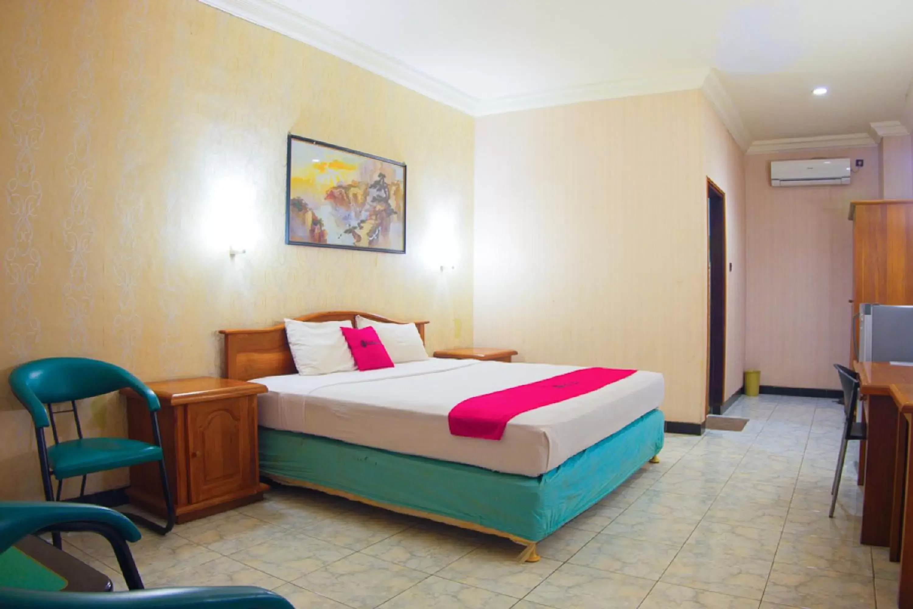 Bedroom, Bed in RedDoorz Plus At Hotel Pantai Timor