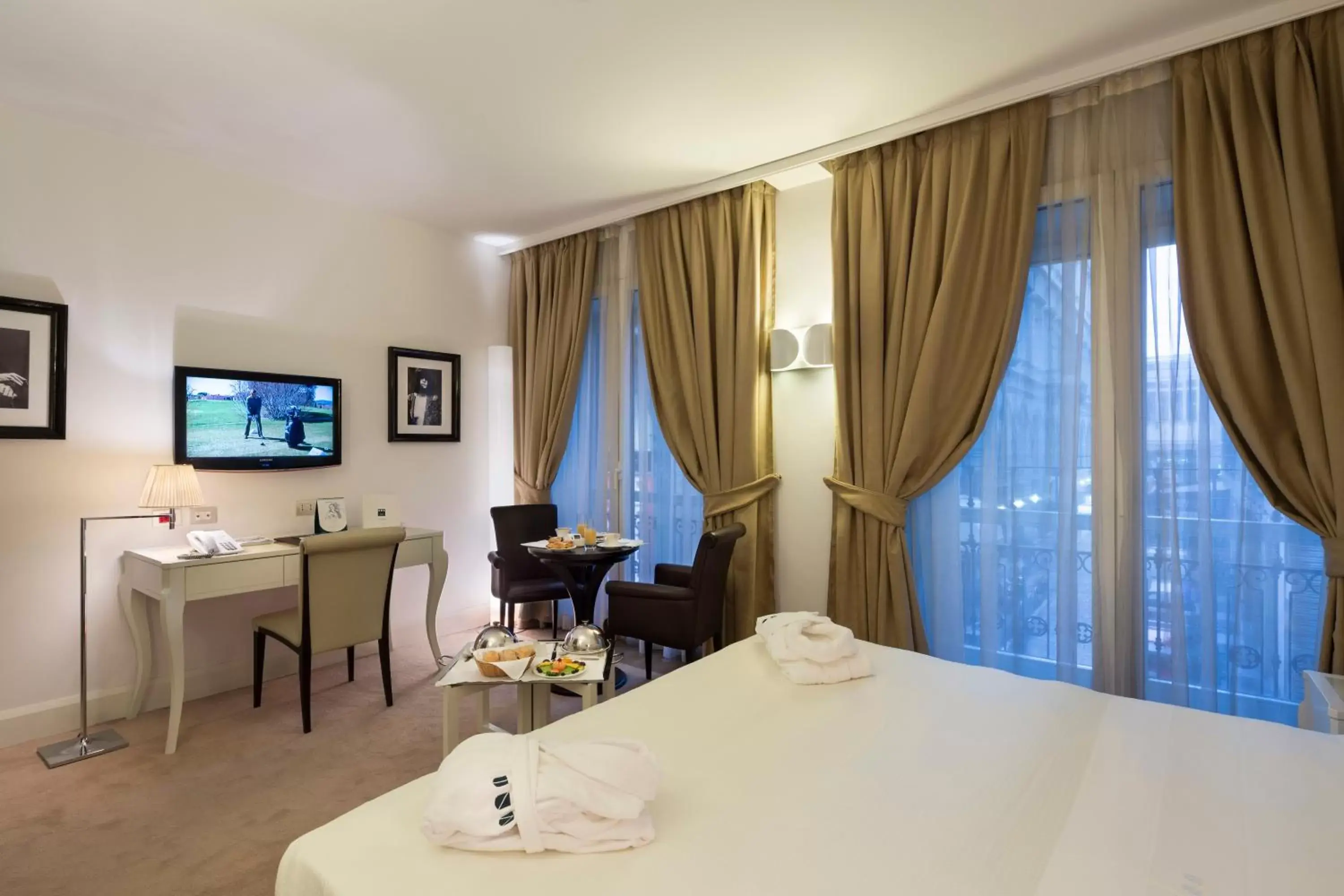 Photo of the whole room, Bed in Maison Milano | UNA Esperienze Photo of the whole room, Bed in Maison Milano | UNA Esperienze