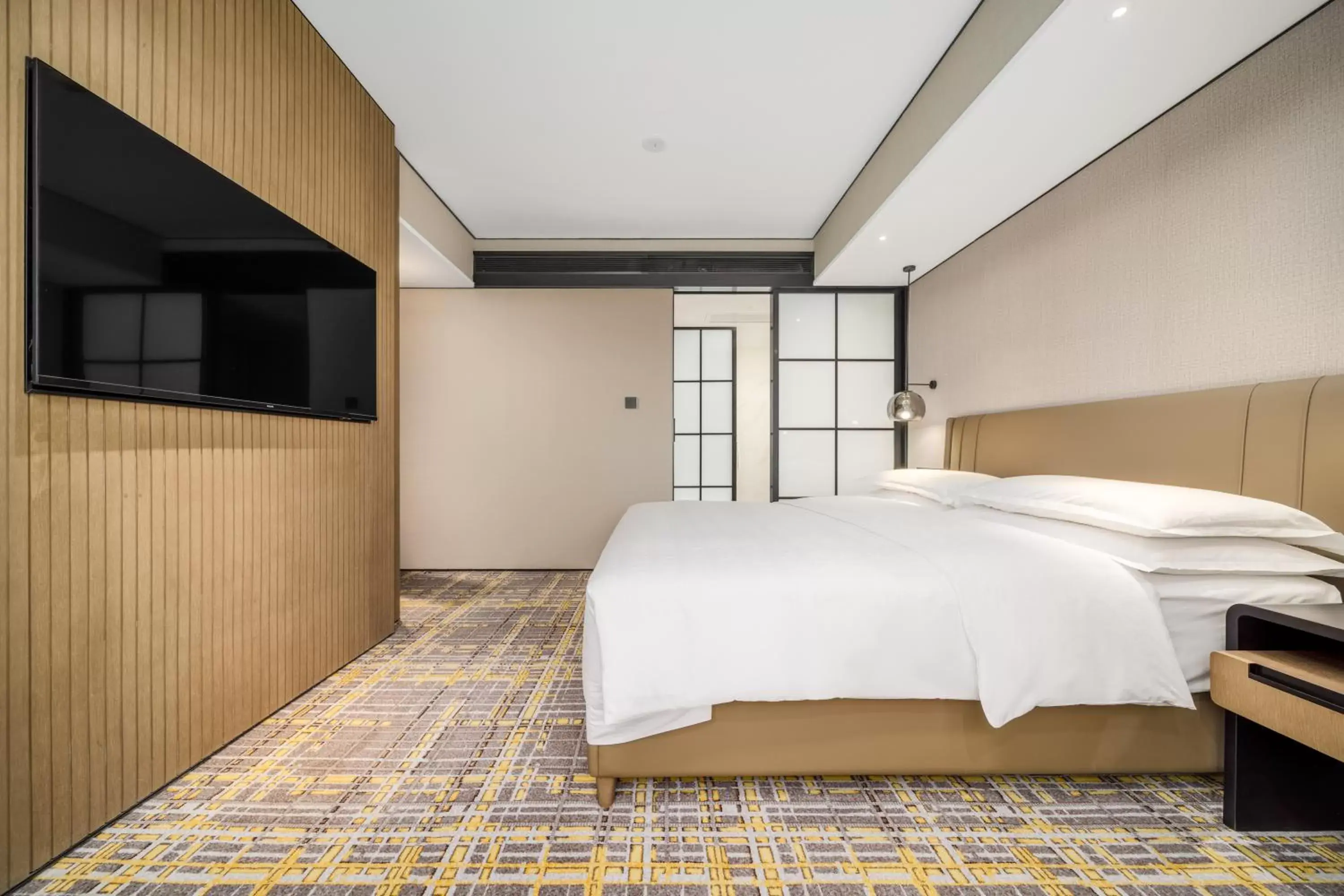 Bedroom, Bed in Sheraton Chengdu Lido Hotel