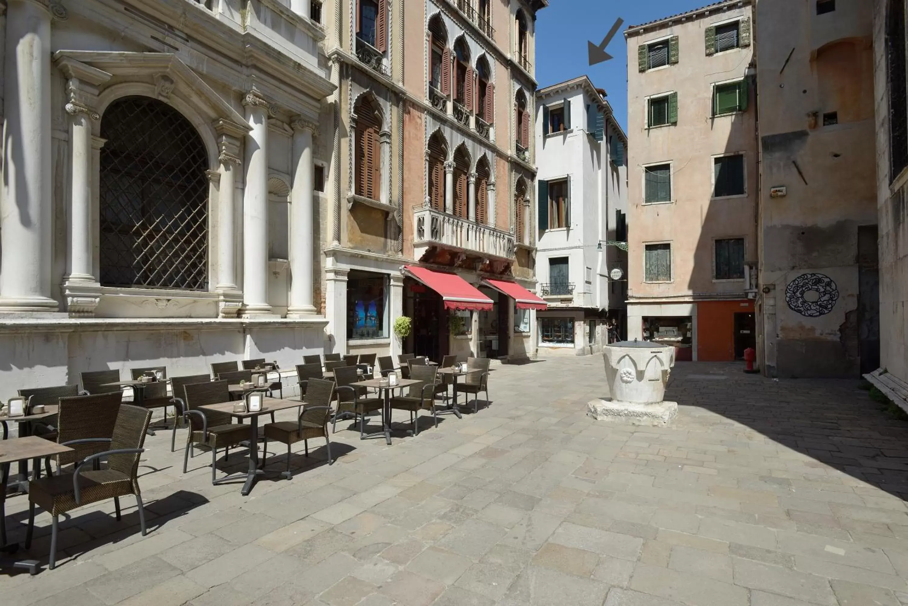 Facade/entrance in Residence La Fenice