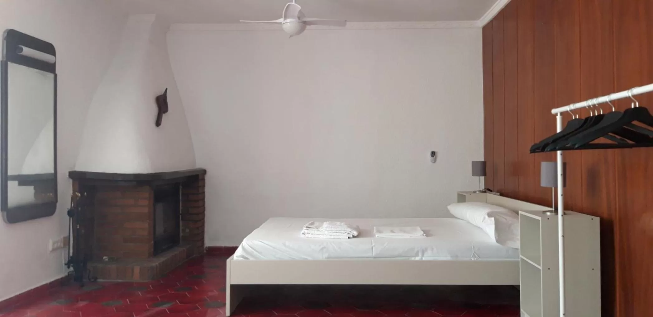 Bed in Pensión Benavente AP-7 3 min - Playa 5 min coche