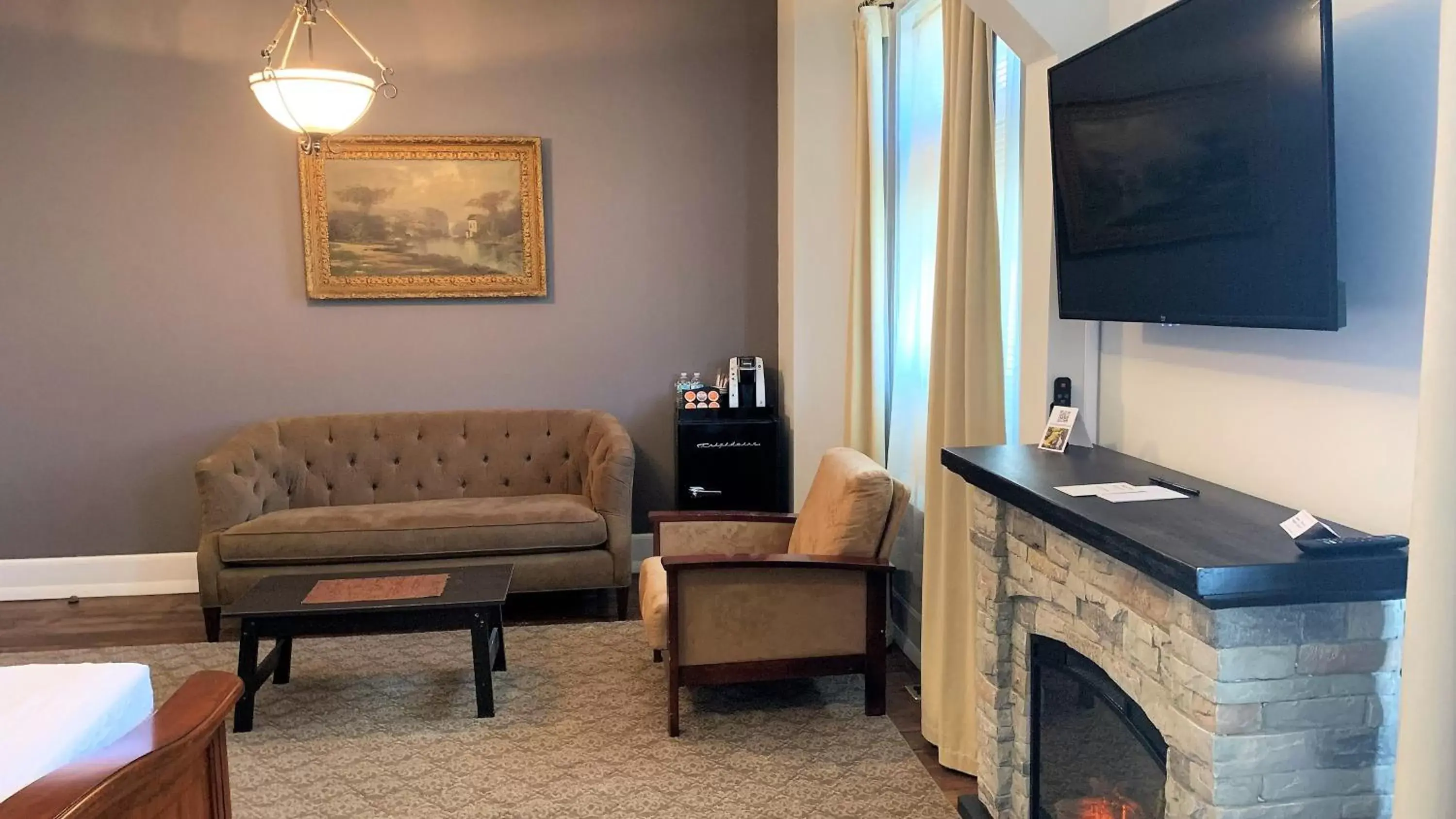 Seating area, TV/Entertainment Center in Naples Hotel