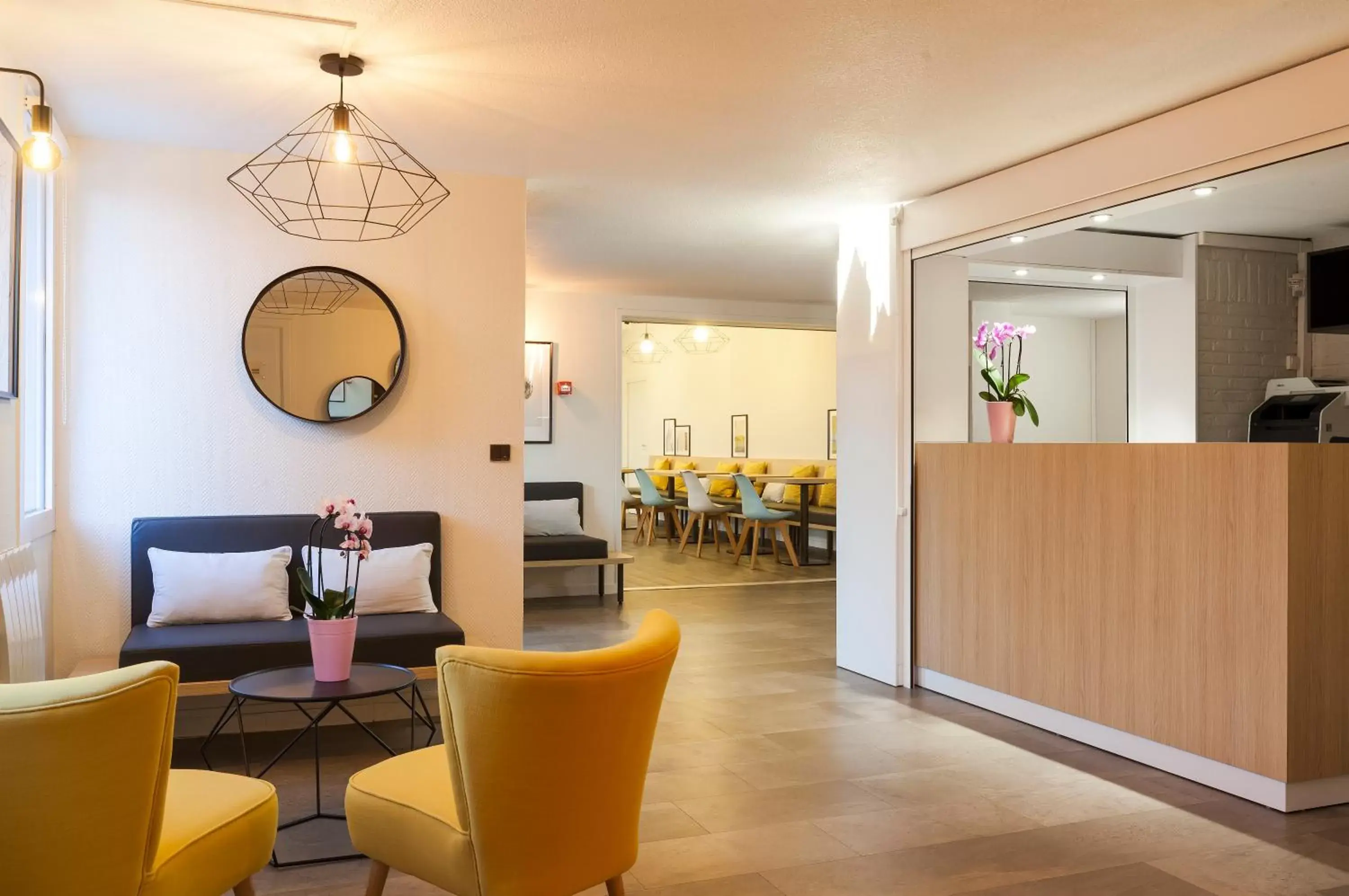 Lobby or reception in Comfort Hotel Amiens Nord
