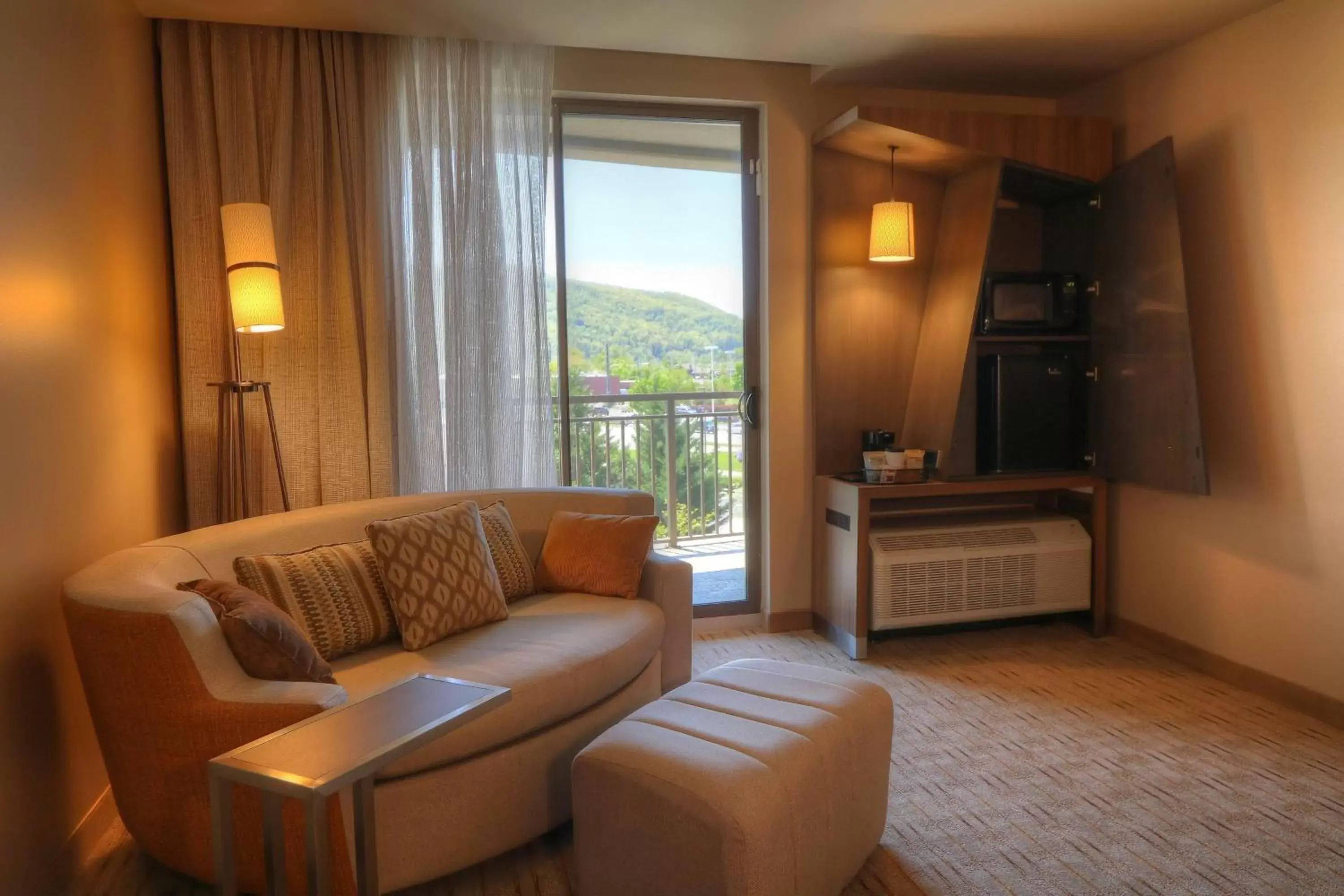 Photo of the whole room, Seating Area in Courtyard by Marriott Pigeon Forge