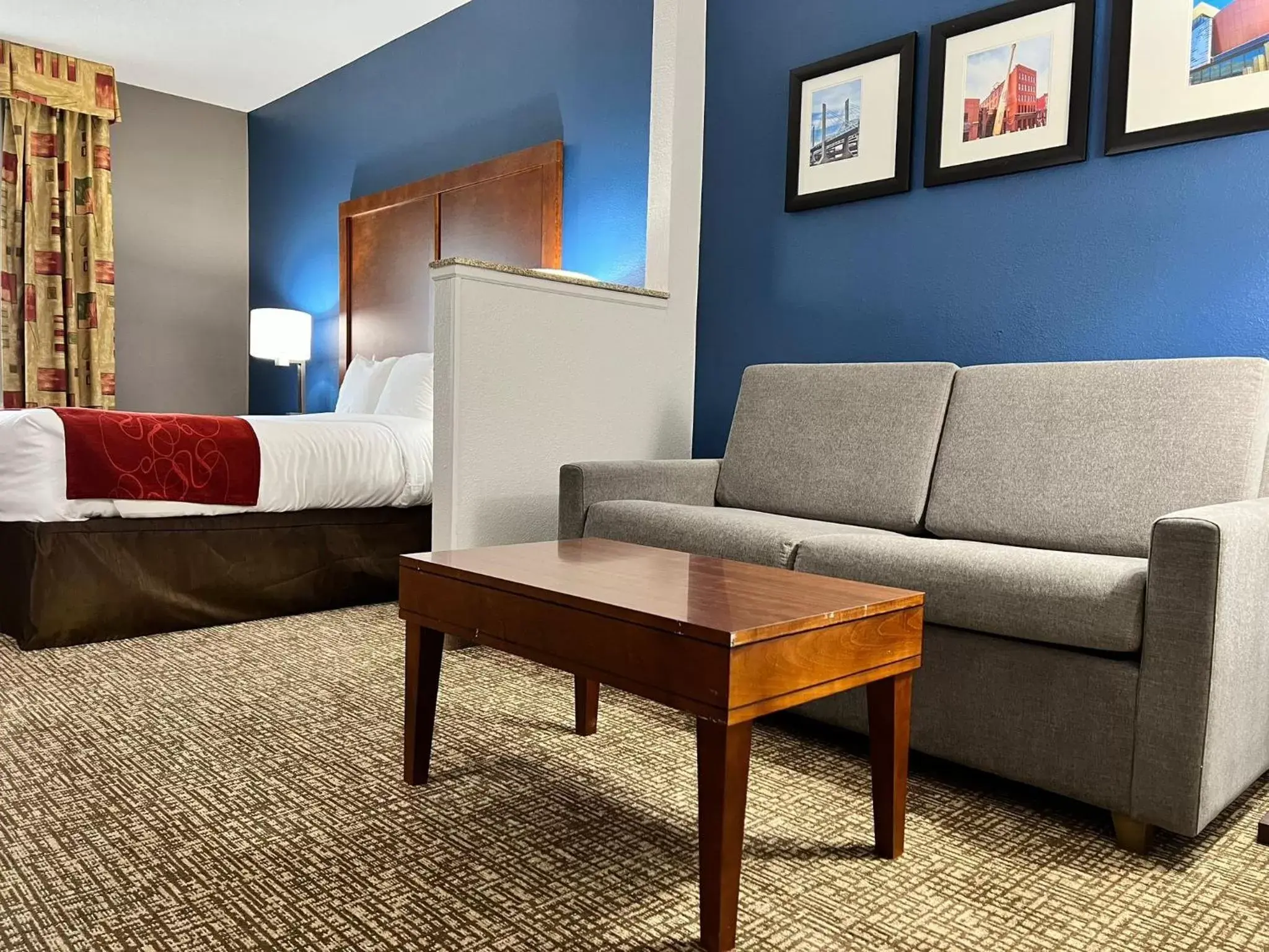 Bed, Seating Area in Comfort Suites Louisville East