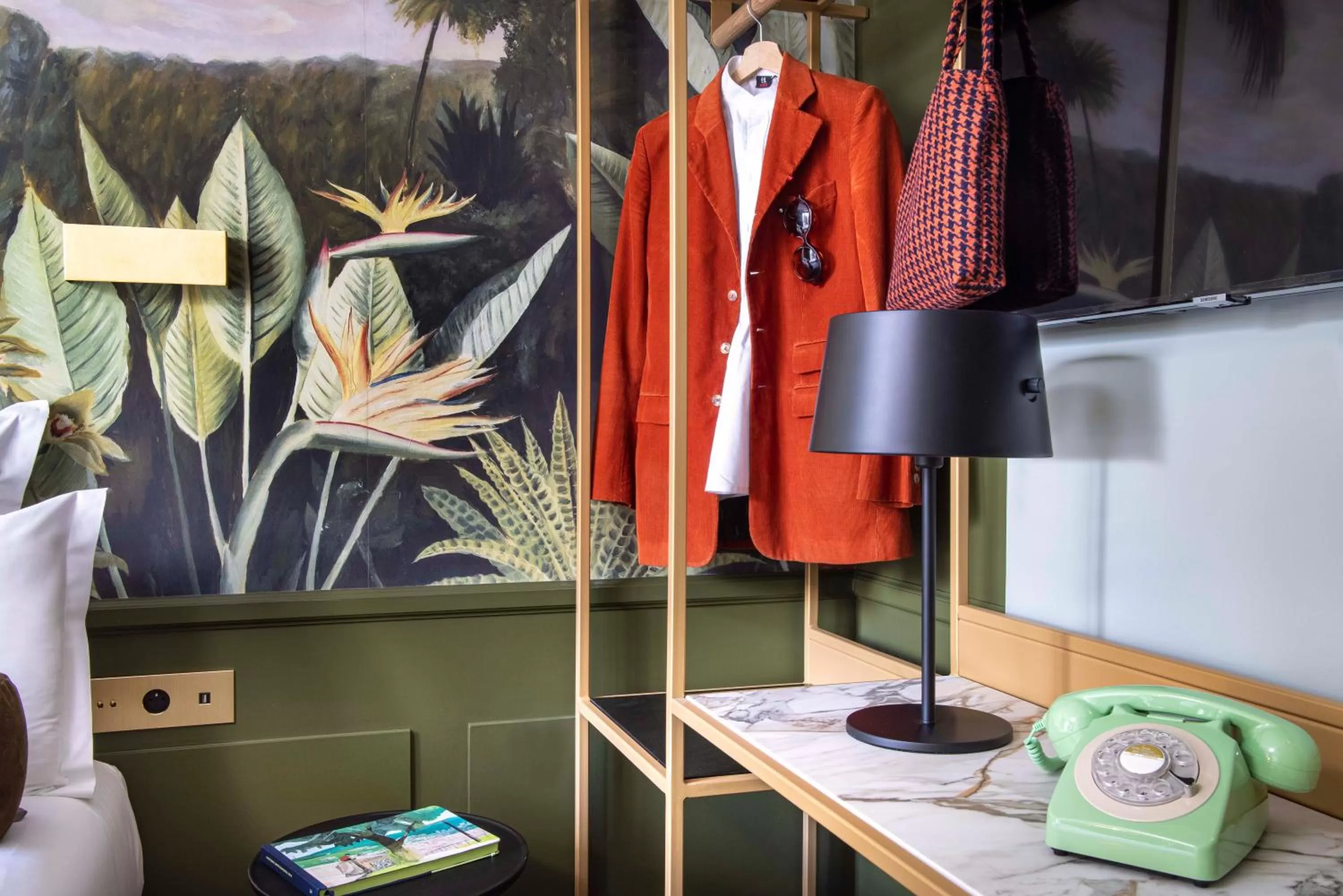 Bedroom in Les Jardins Du Luxembourg