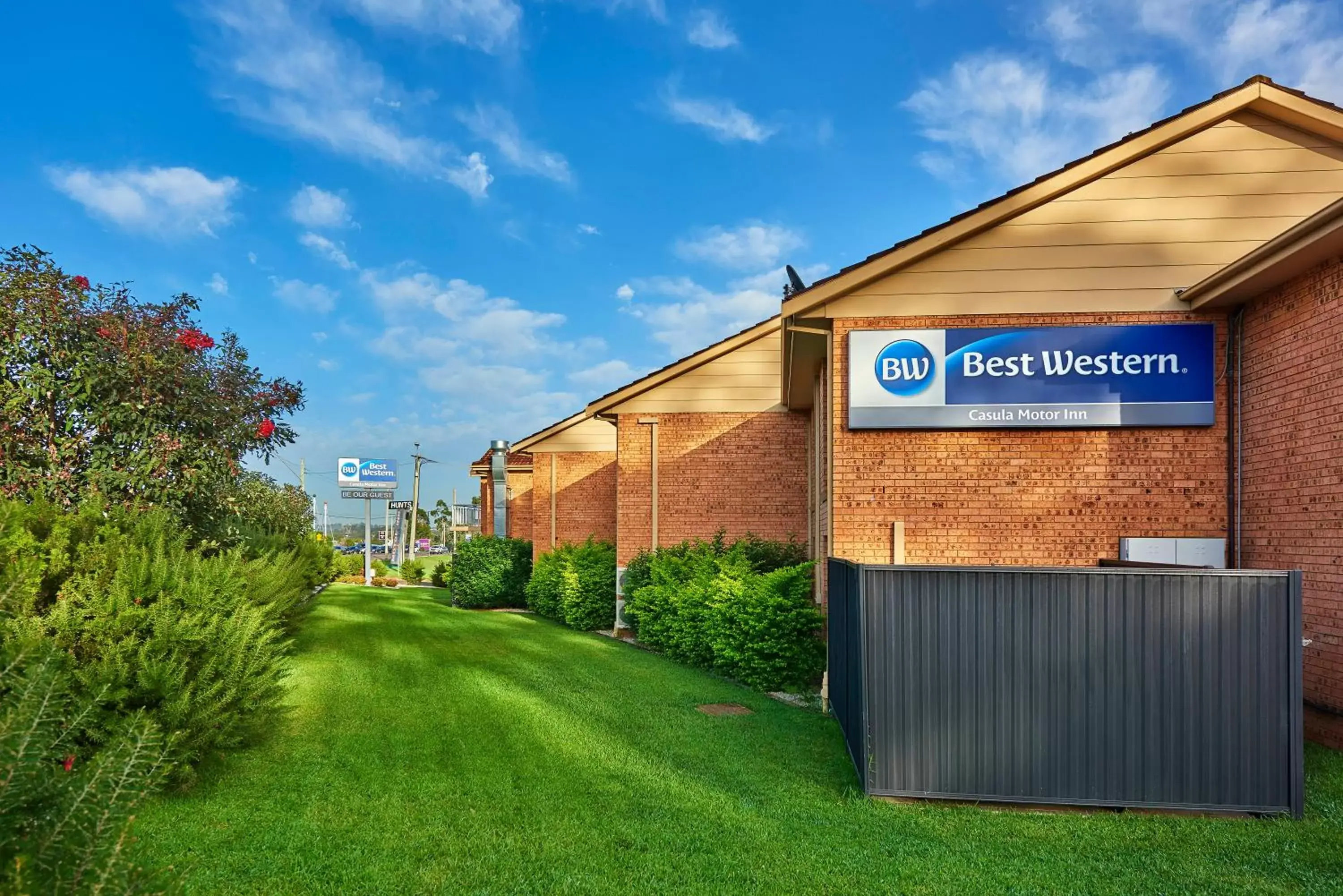 Garden, Property Building in Best Western Casula Motor Inn