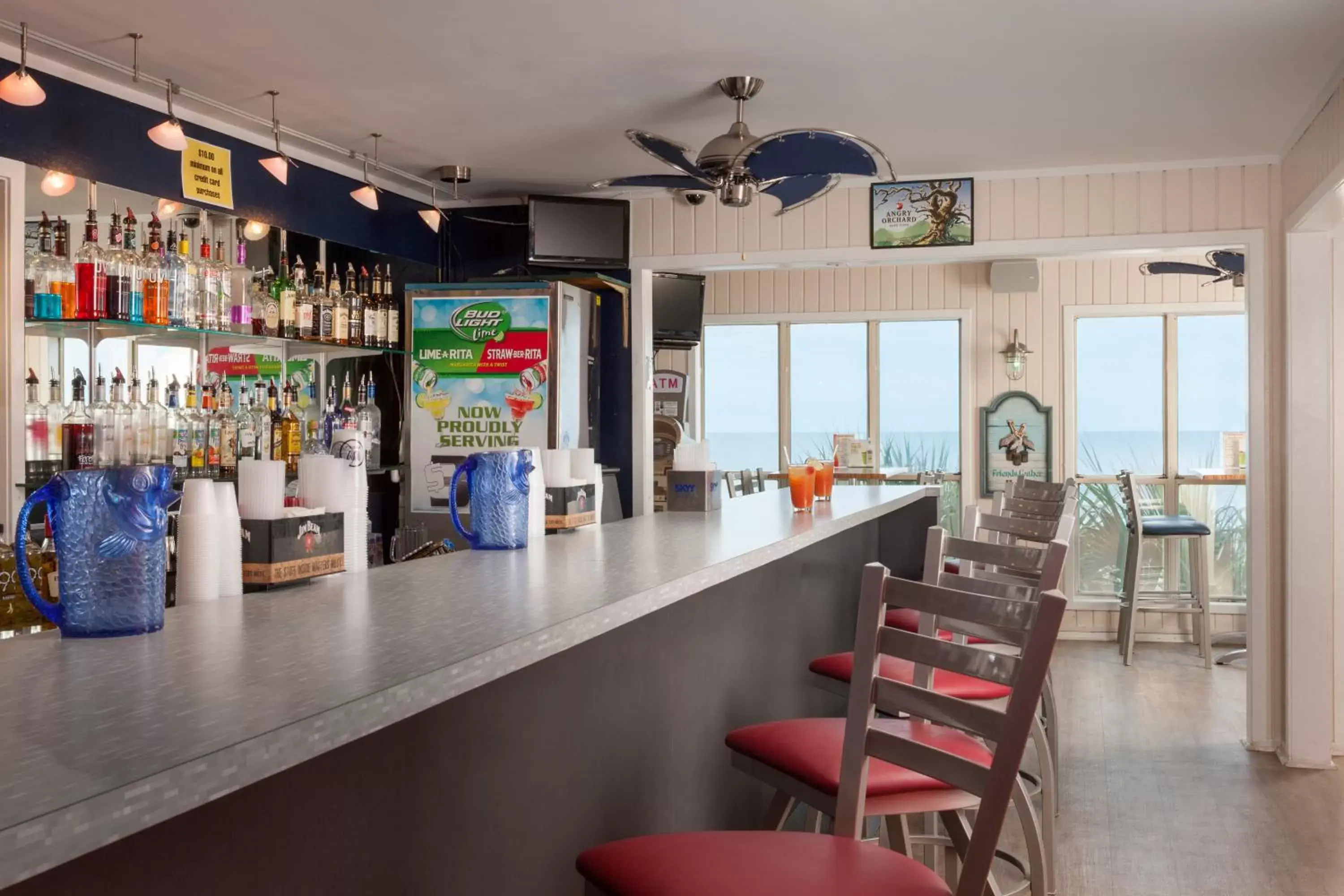 Restaurant/places to eat, Lounge/Bar in Surfside Beach Oceanfront Hotel