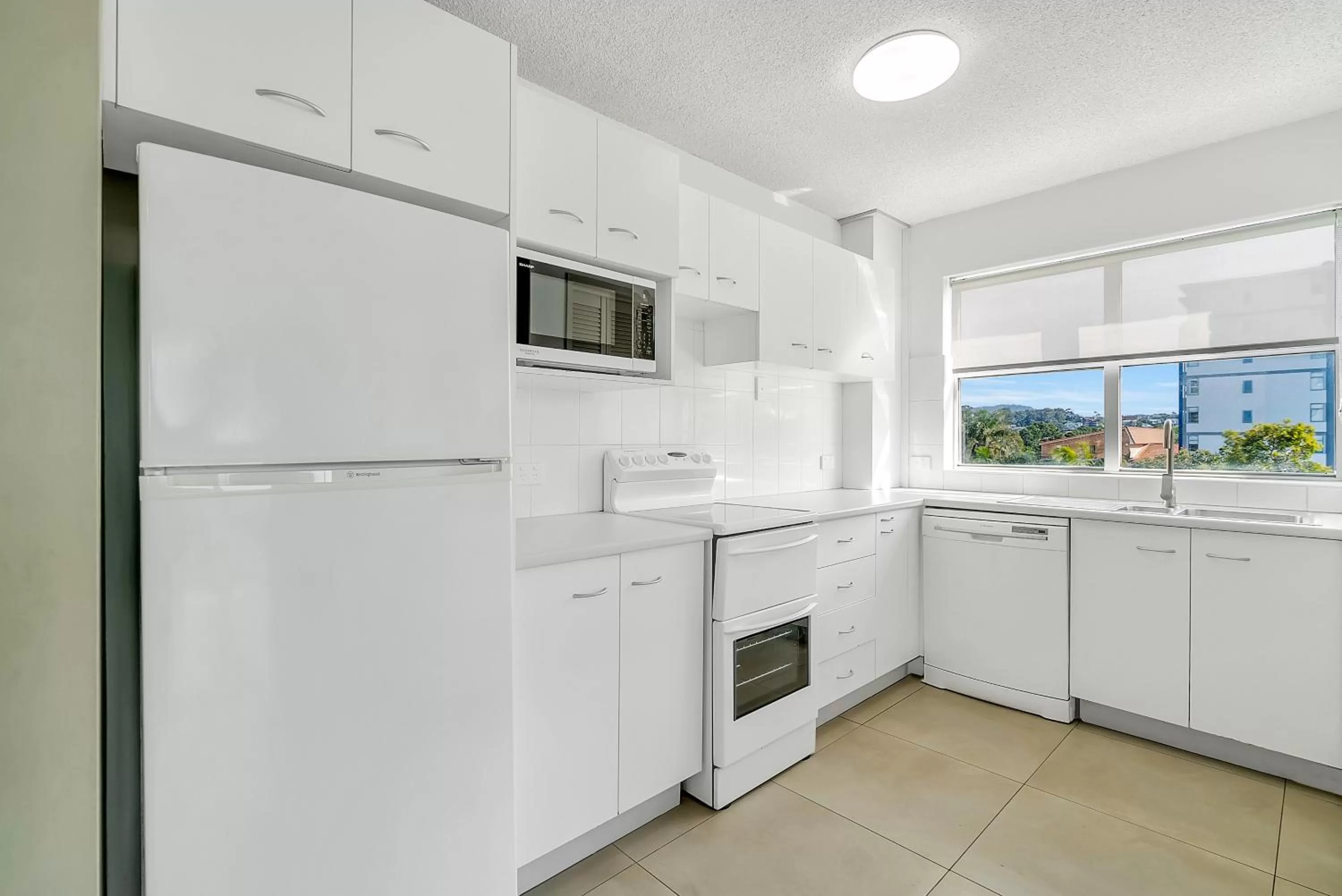 Kitchen or kitchenette in Tradewinds Apartments