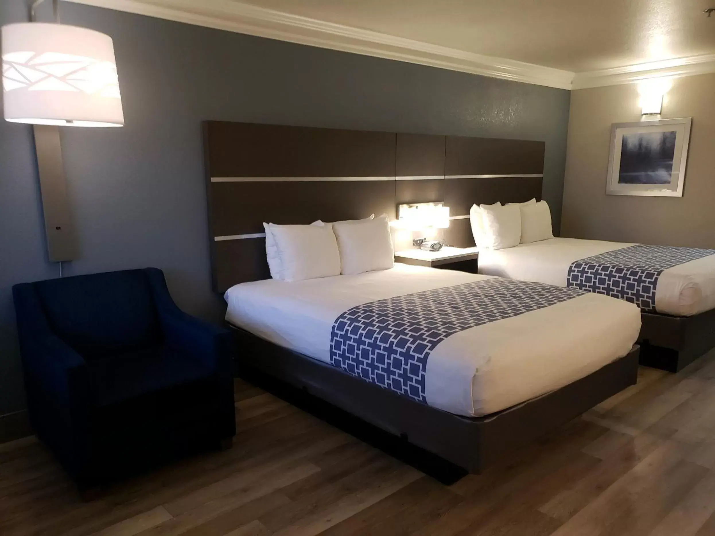 Bed in Best Western Inn & Suites Lemoore