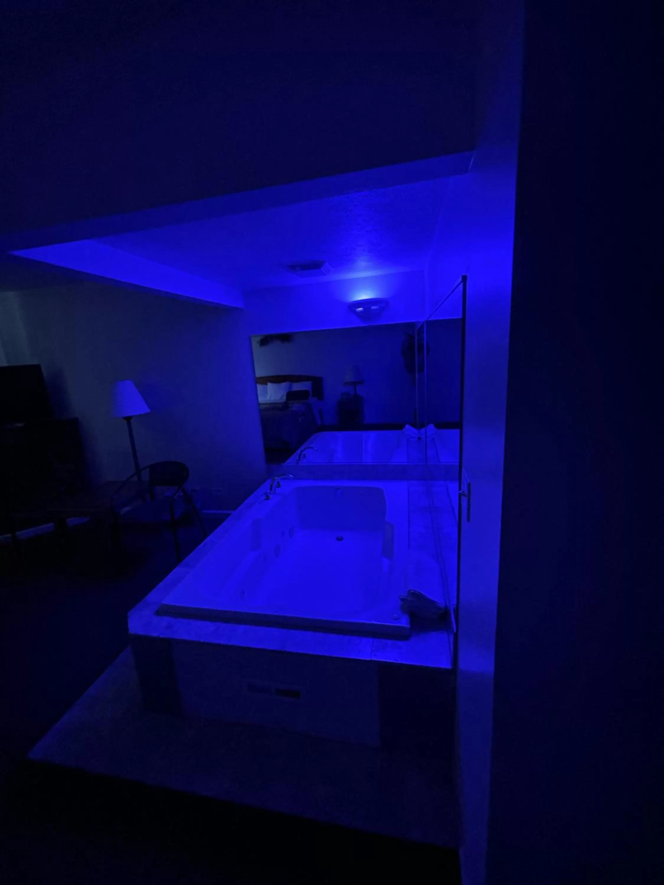 Hot Tub, Bed in VIBE INN - WHIRLPOOLS SUITES - Lyons