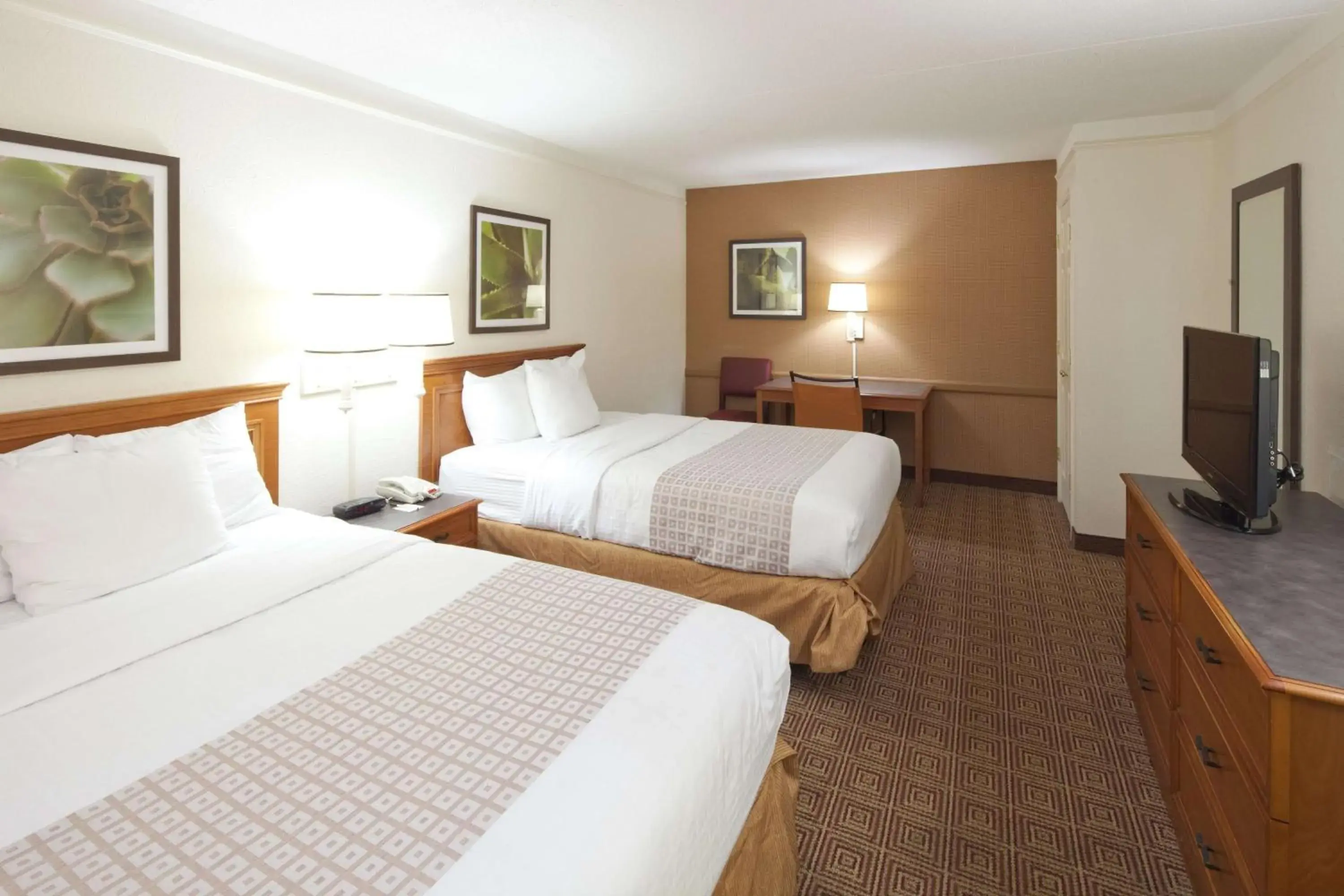 Bedroom, Bed in La Quinta Inn by Wyndham Huntsville Research Park