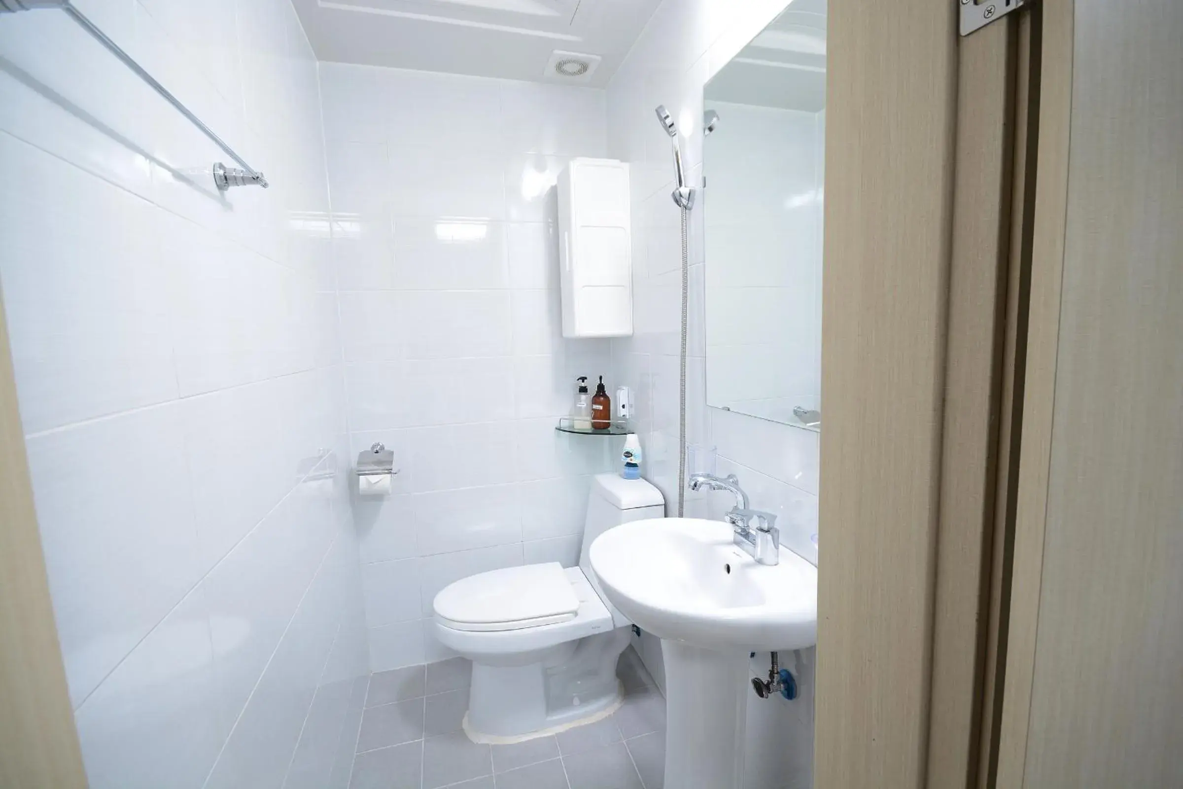 Shower, Bathroom in Sunnyhill Hostel Hongdae