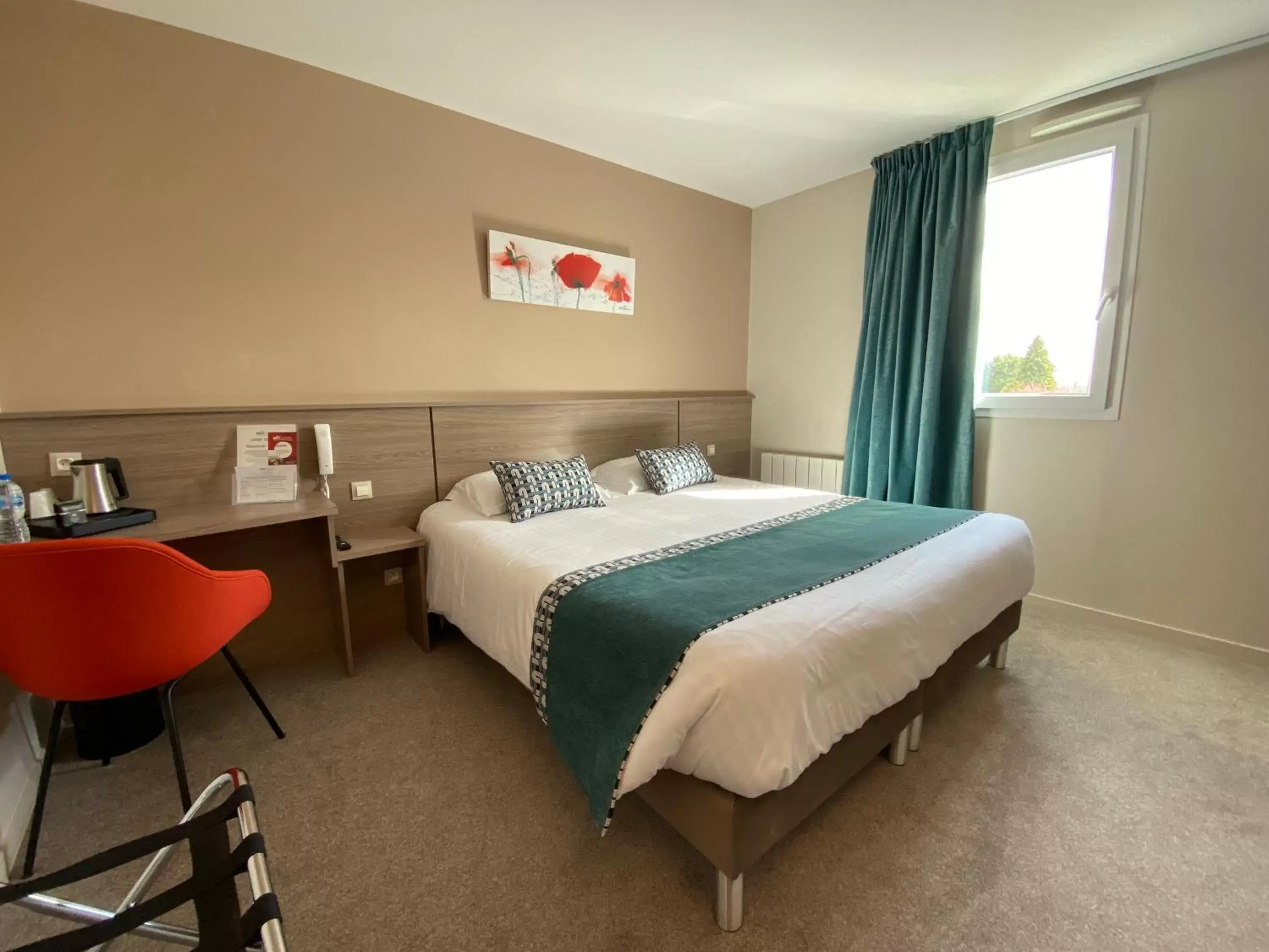 Photo of the whole room, Bed in Brit Hotel Piscine & Spa - Fougères