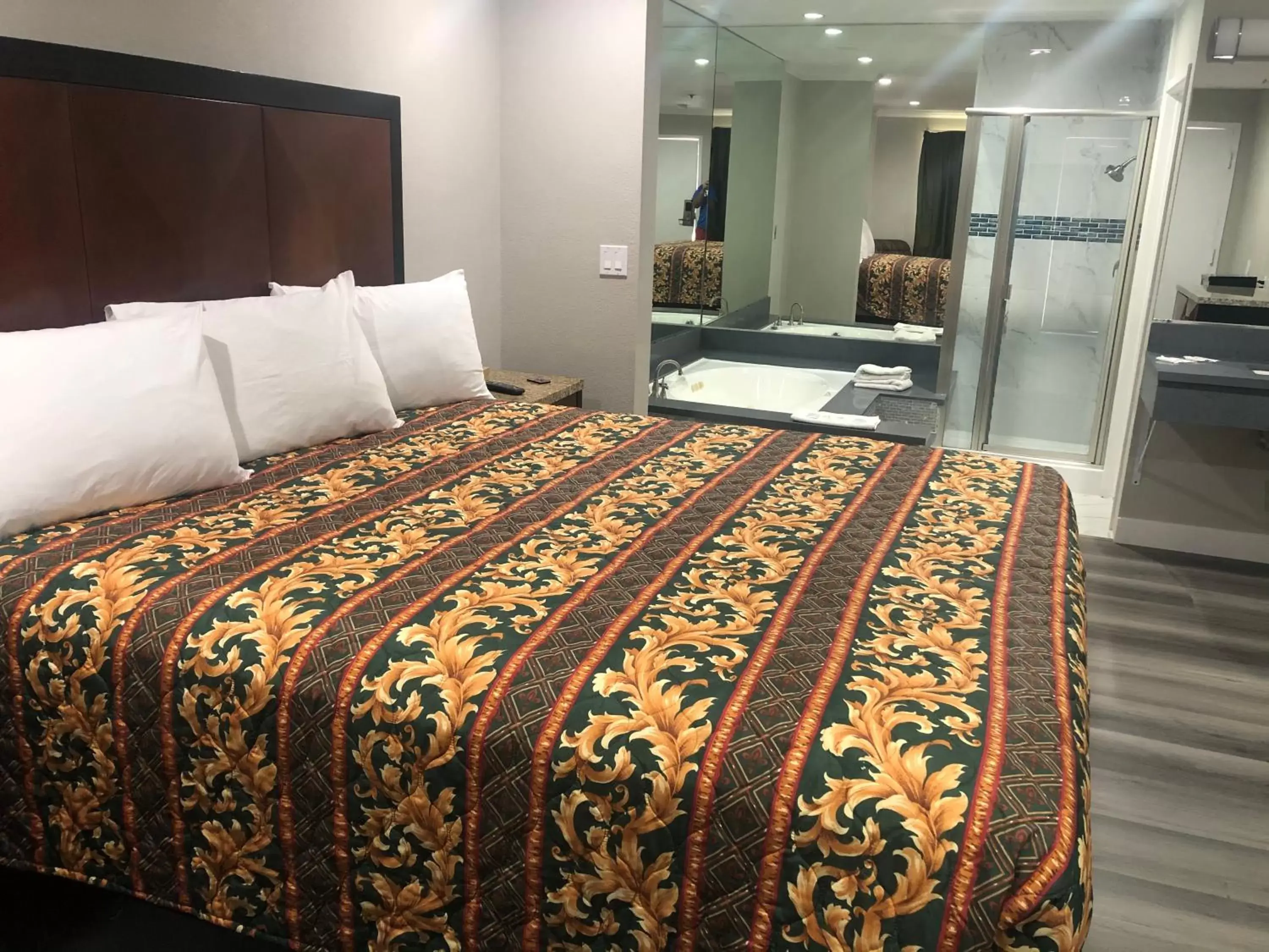 Bed in Economy Inn - Ontario Airport