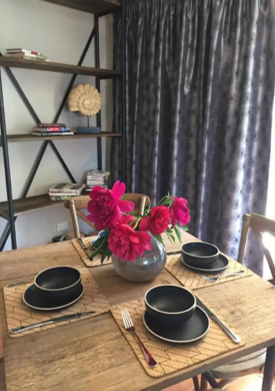 Dining area, Kitchen/Kitchenette in Mountain Chalets Motel