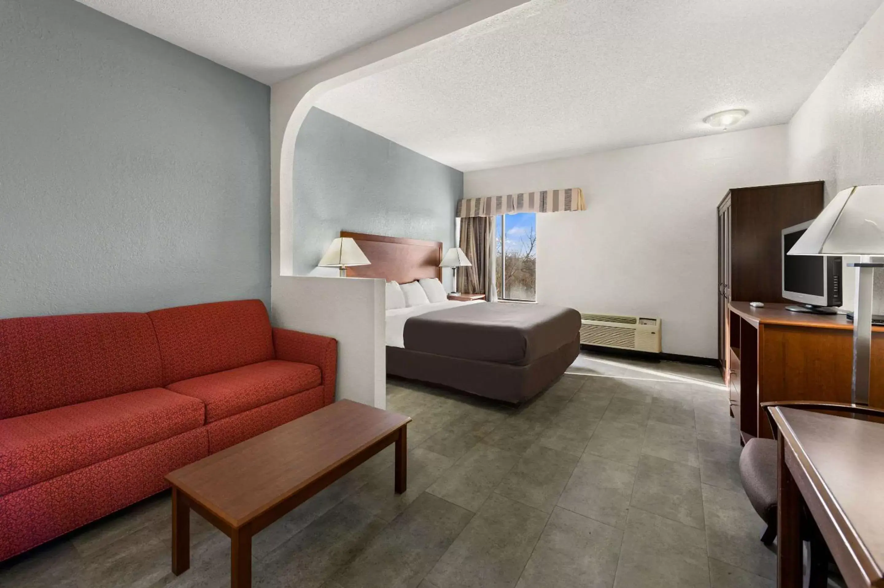 Bedroom, Seating Area in Suburban Studios Kansas City Airport North