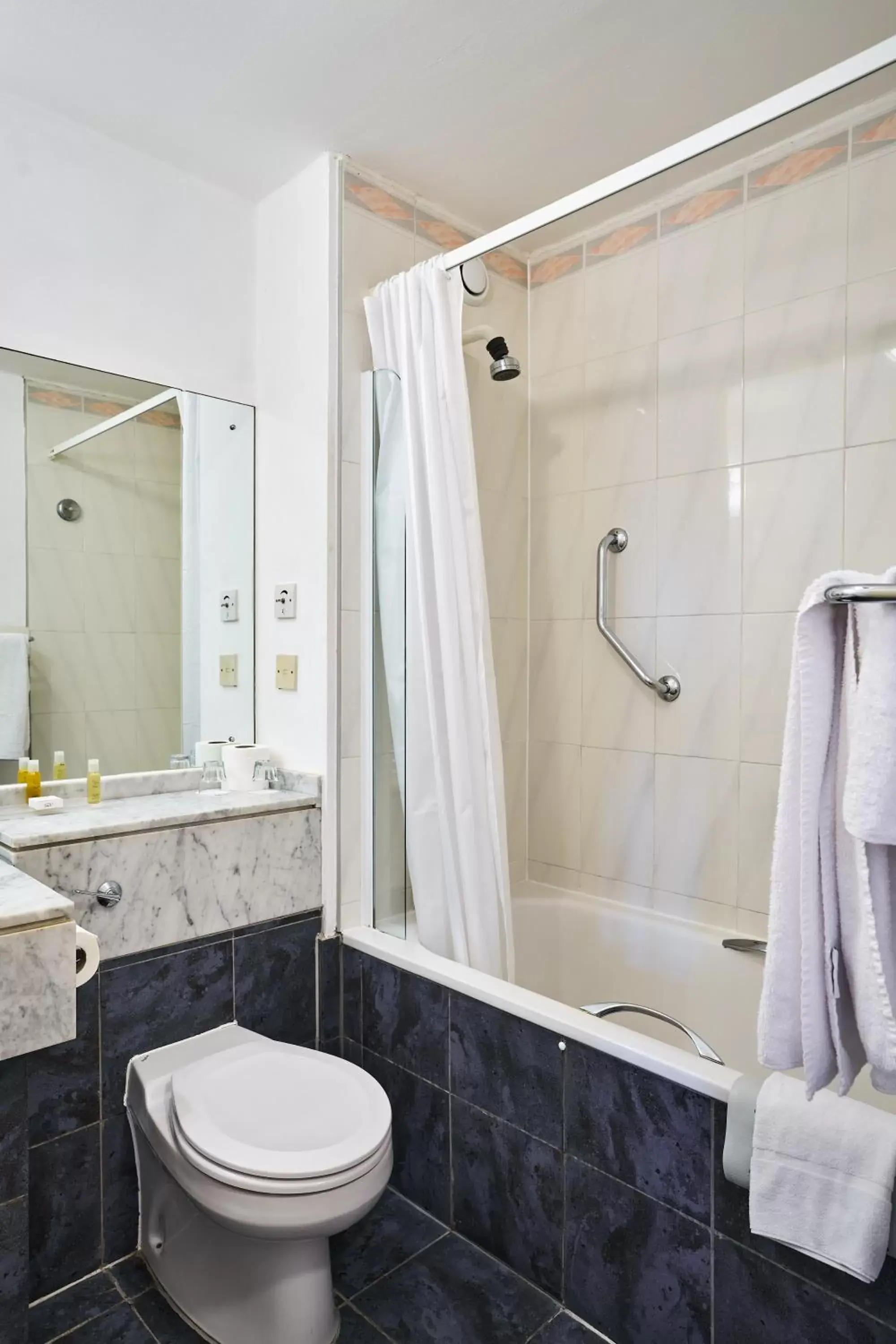 Bathroom in Stirling Highland Hotel- Part of the Cairn Collection