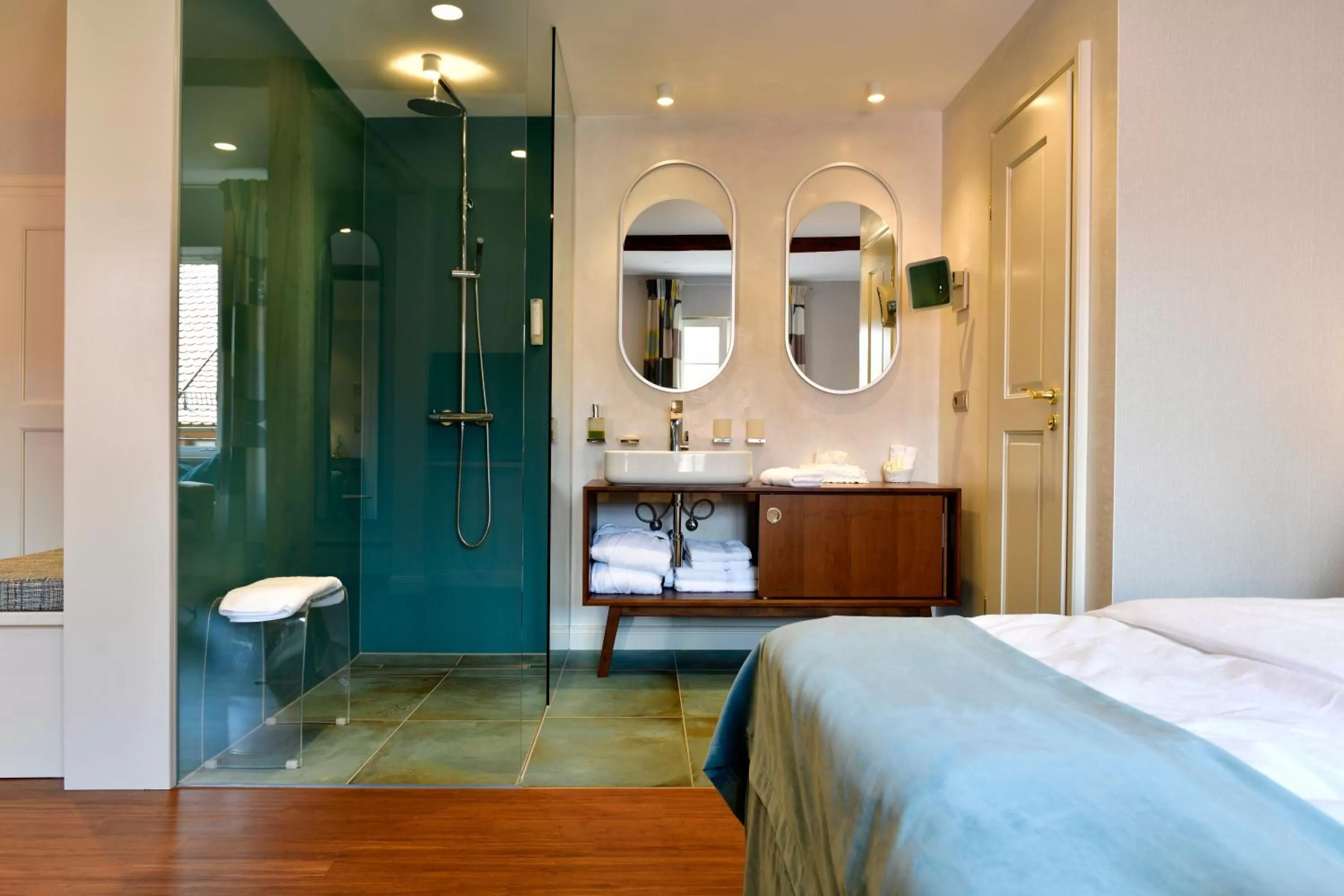 Bathroom, Bed in Romantik Hotel Markusturm